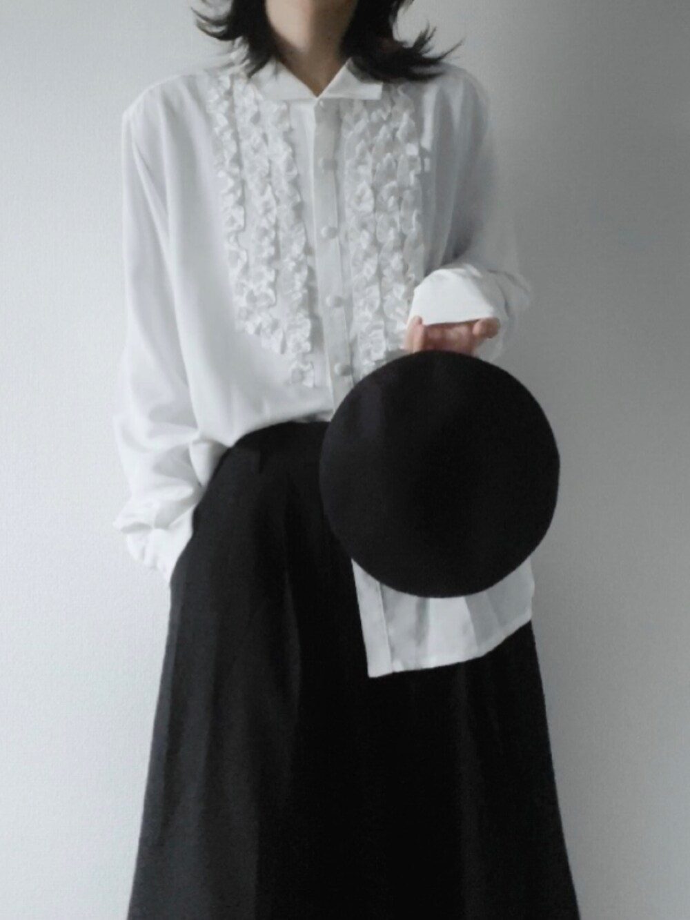 ホワイト系のシャツ/ブラウス、ブラック系のその他パンツを着用したレディースの冬コーディネートの2枚目の写真