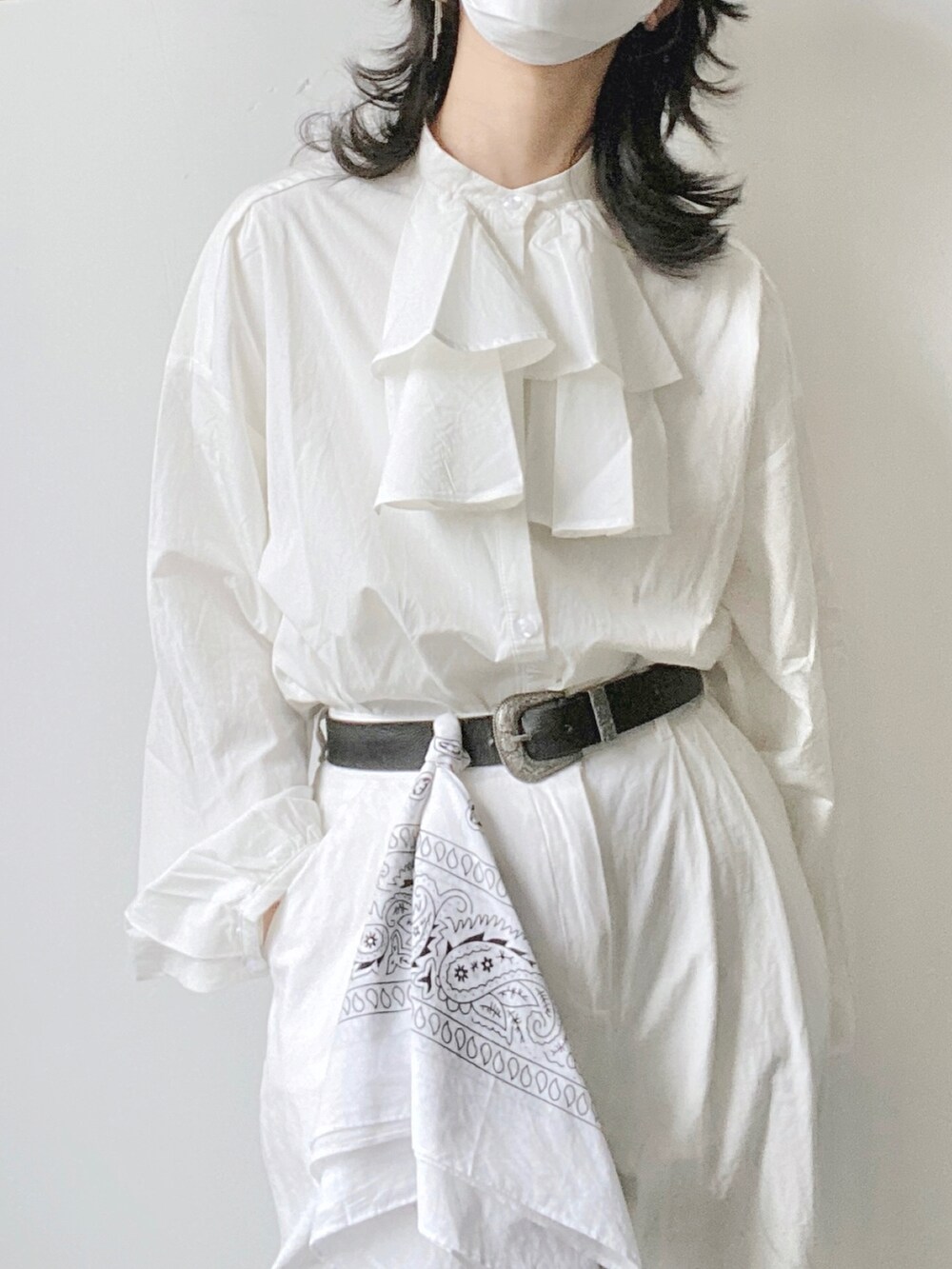 ホワイト系のシャツ/ブラウスを着用したレディースの春コーディネートの3枚目の写真