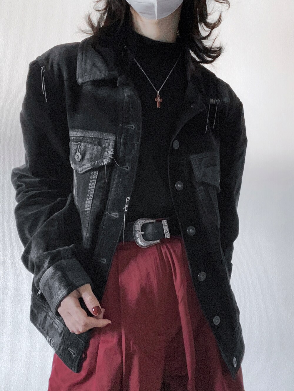 レッド系のチノパンツ、ブラック系のブルゾン、ブラック系のその他トップスを着用したレディースの冬コーディネートの3枚目の写真