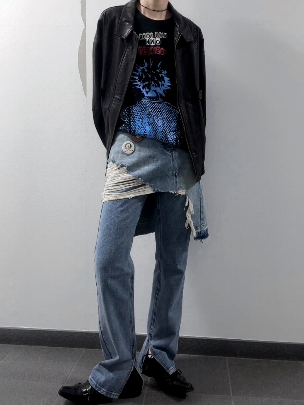 ブラック系のジャケット/アウターを着用したレディースの秋コーディネートの2枚目の写真