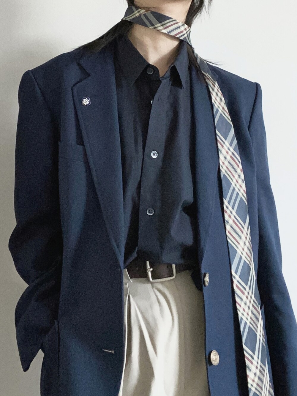 ブルー系のテーラードジャケットを着用したレディースの春コーディネートの2枚目の写真