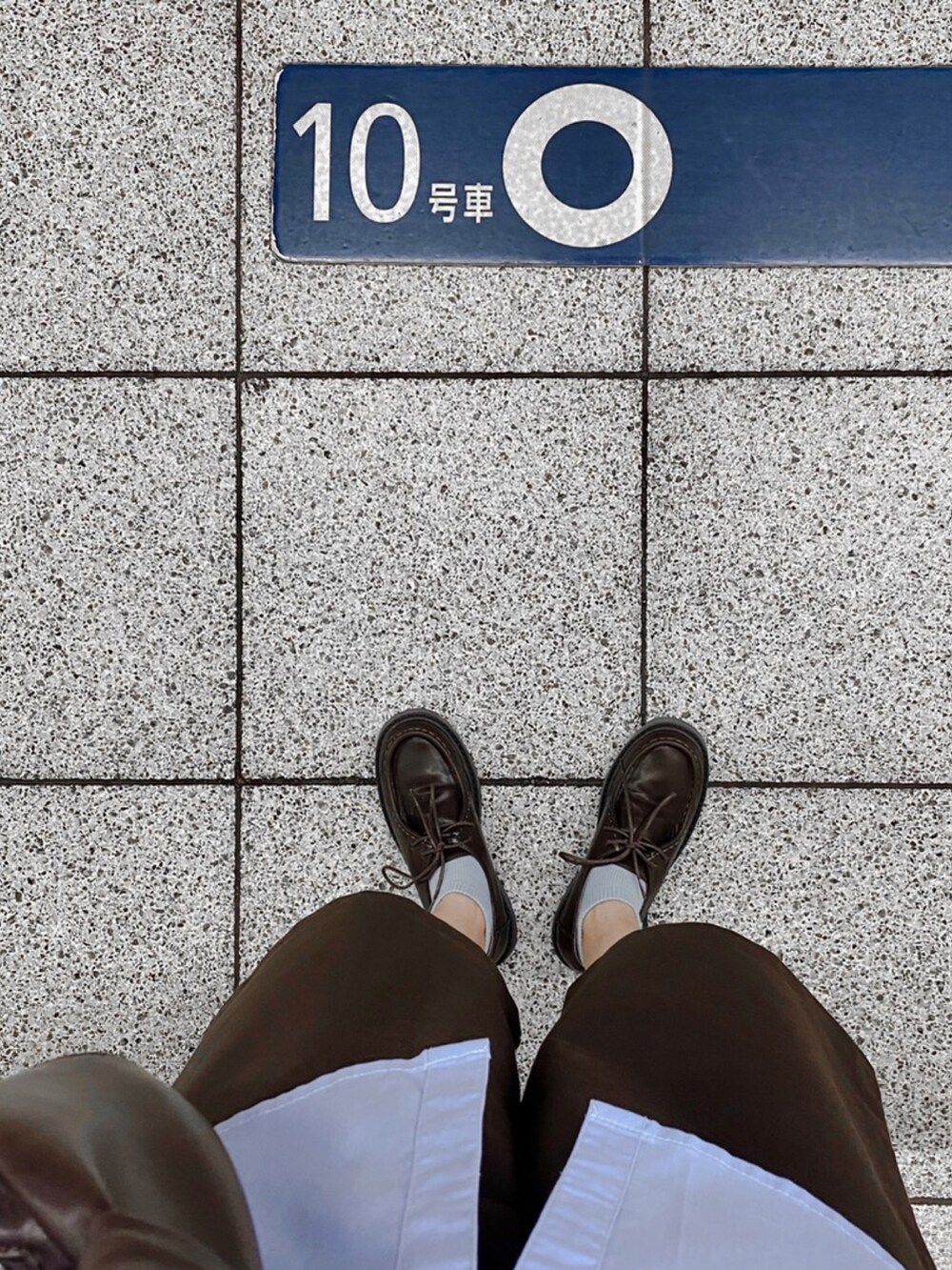 ブルー系のハンチング/ベレー帽を着用したレディースの夏コーディネートの2枚目の写真