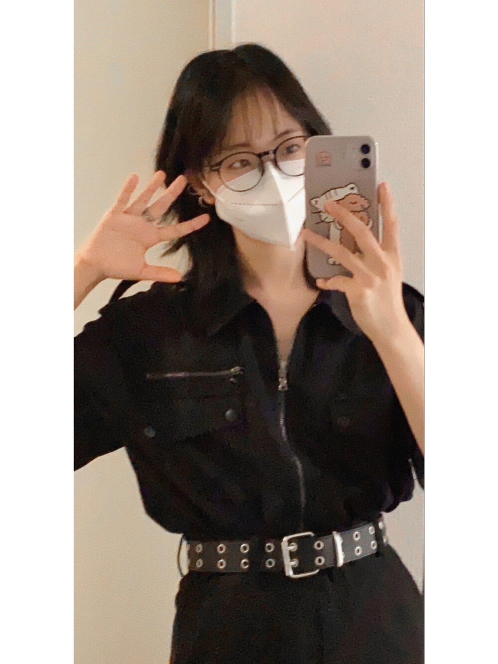 ブラック系のシャツ/ブラウスを着用したレディースの夏コーディネートの2枚目の写真