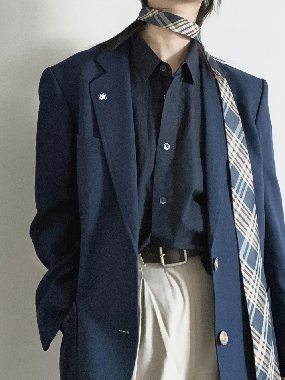 ブルー系のピーコート、ホワイト系のチノパンツを着用したレディースの冬コーディネートの2枚目の写真