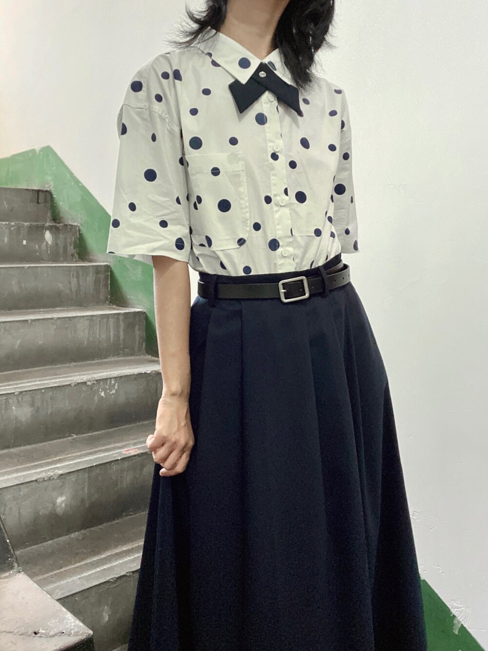 ブルー系のシャツ/ブラウスを着用したレディースの夏コーディネートの2枚目の写真