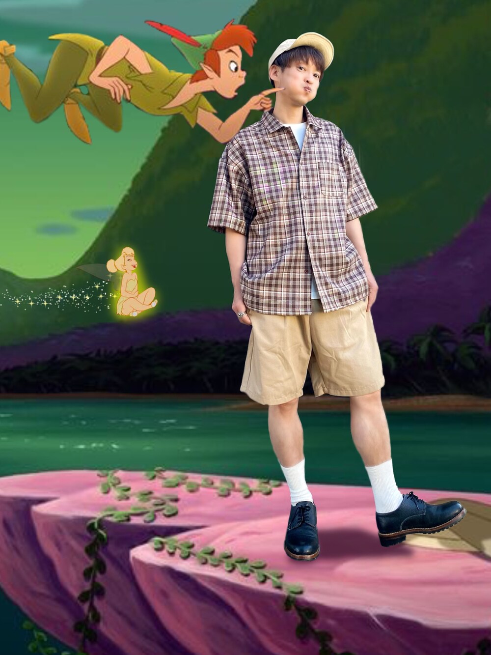 ホワイト系のトップス、ブラウン系のトップス、ベージュ系のパンツを着用したメンズの夏コーディネートの2枚目の写真