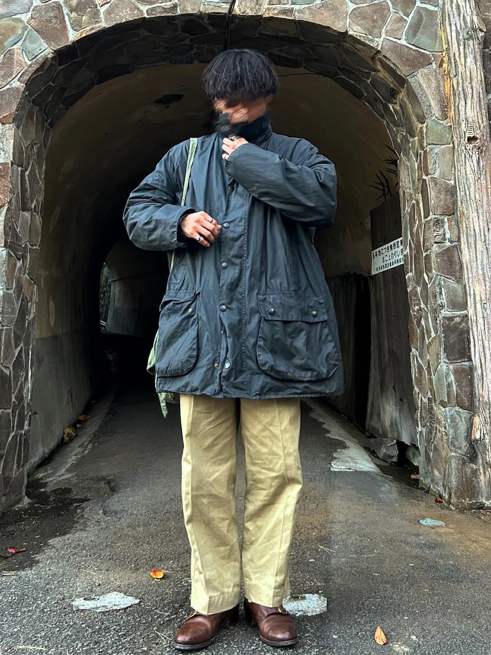「barbour、古着、ニット、お出かけコーデ」｜「Barbourのアイテム（その他アウター、ブラック系）」を使った、たなか明太さん（メンズ・176cm）の冬コーディネートの2枚目の写真