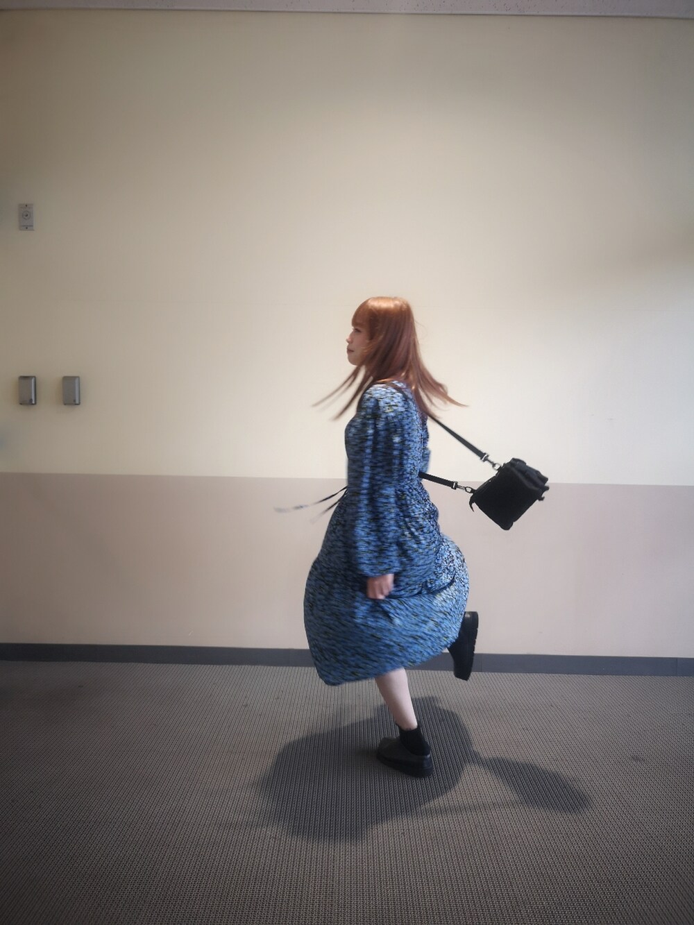 ブラック系のトートバッグ、ブラック系のスリッポン、ブラック系のスリッポンを着用したレディースの春コーディネートの2枚目の写真