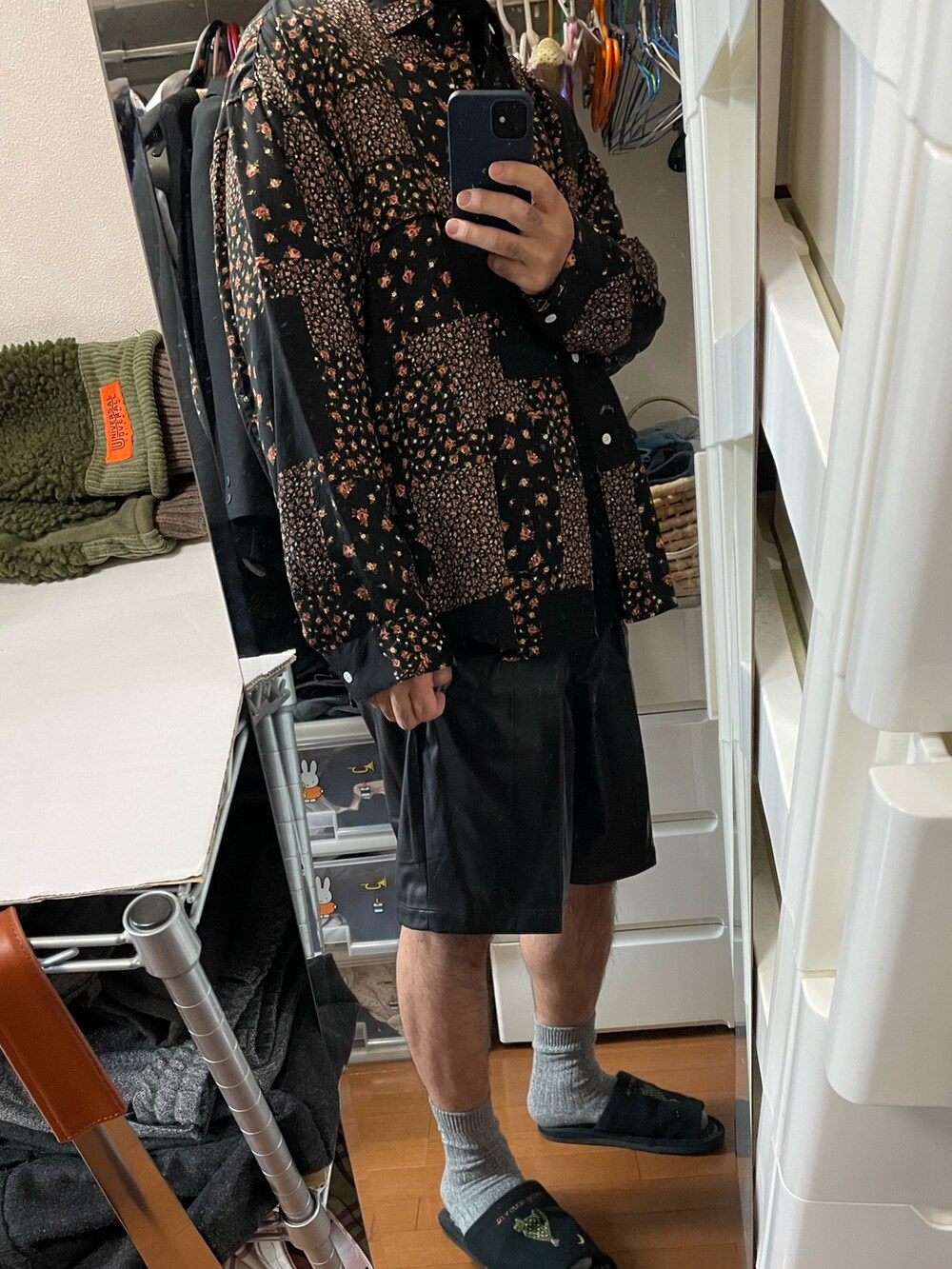 「おしゃれさんと繋がりたい、オトナカジュアル」｜「MONKEY TIMEの＜monkey time＞ FAKE LTHR WIDE SHORT/ショートパンツ（その他パンツ、ブラック系）」を使った、りゅさん（メンズ・178cm）の冬コーディネートの2枚目の写真