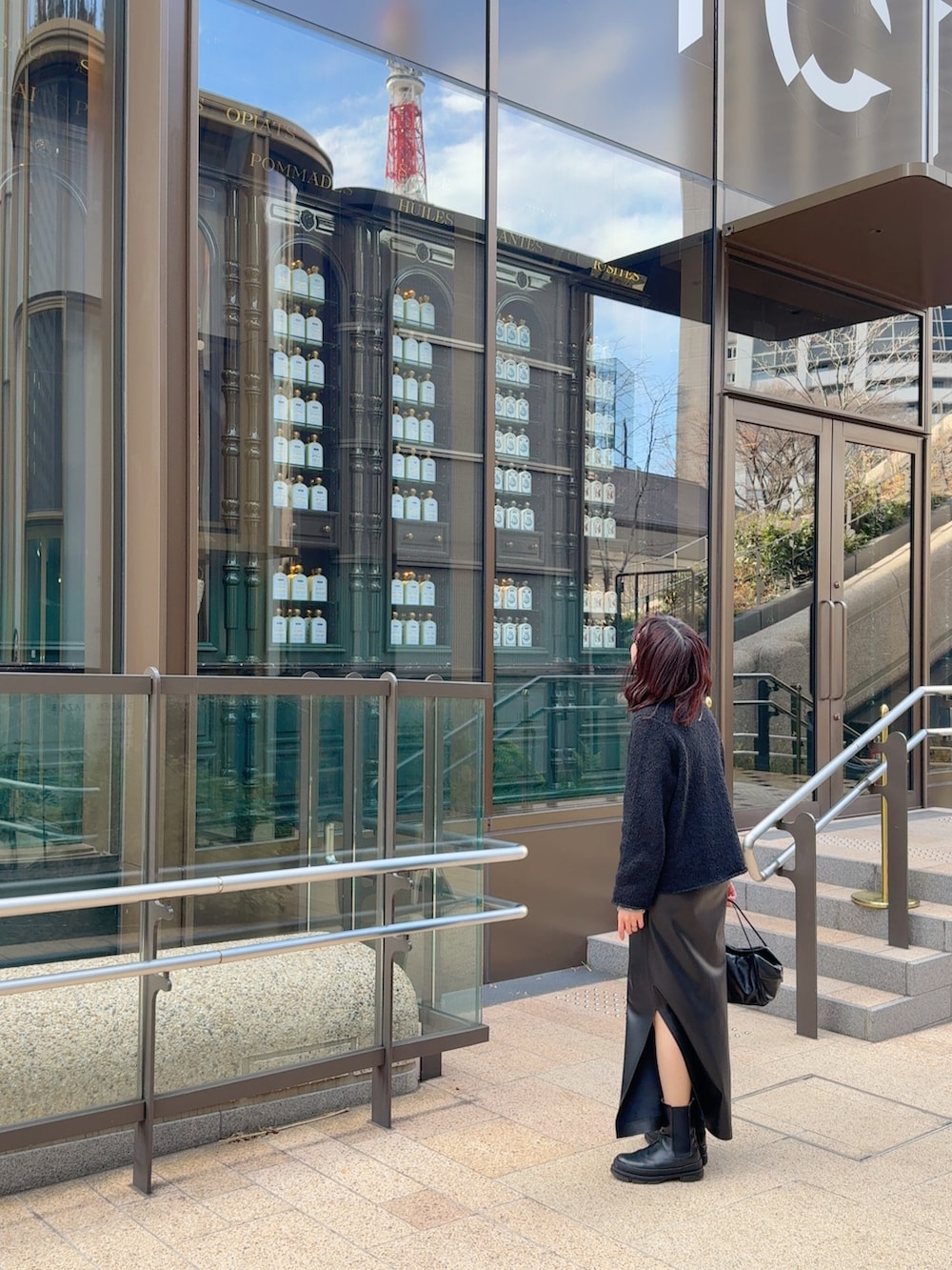 ブラック系のジャケット/アウターを着用したレディースの冬コーディネートの5枚目の写真