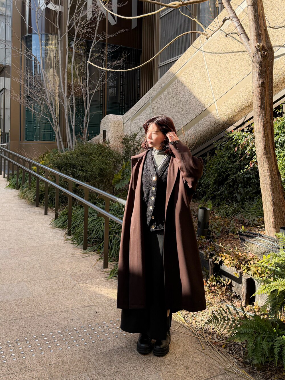 ブラック系のジャケット/アウターを着用したレディースの冬コーディネートの2枚目の写真