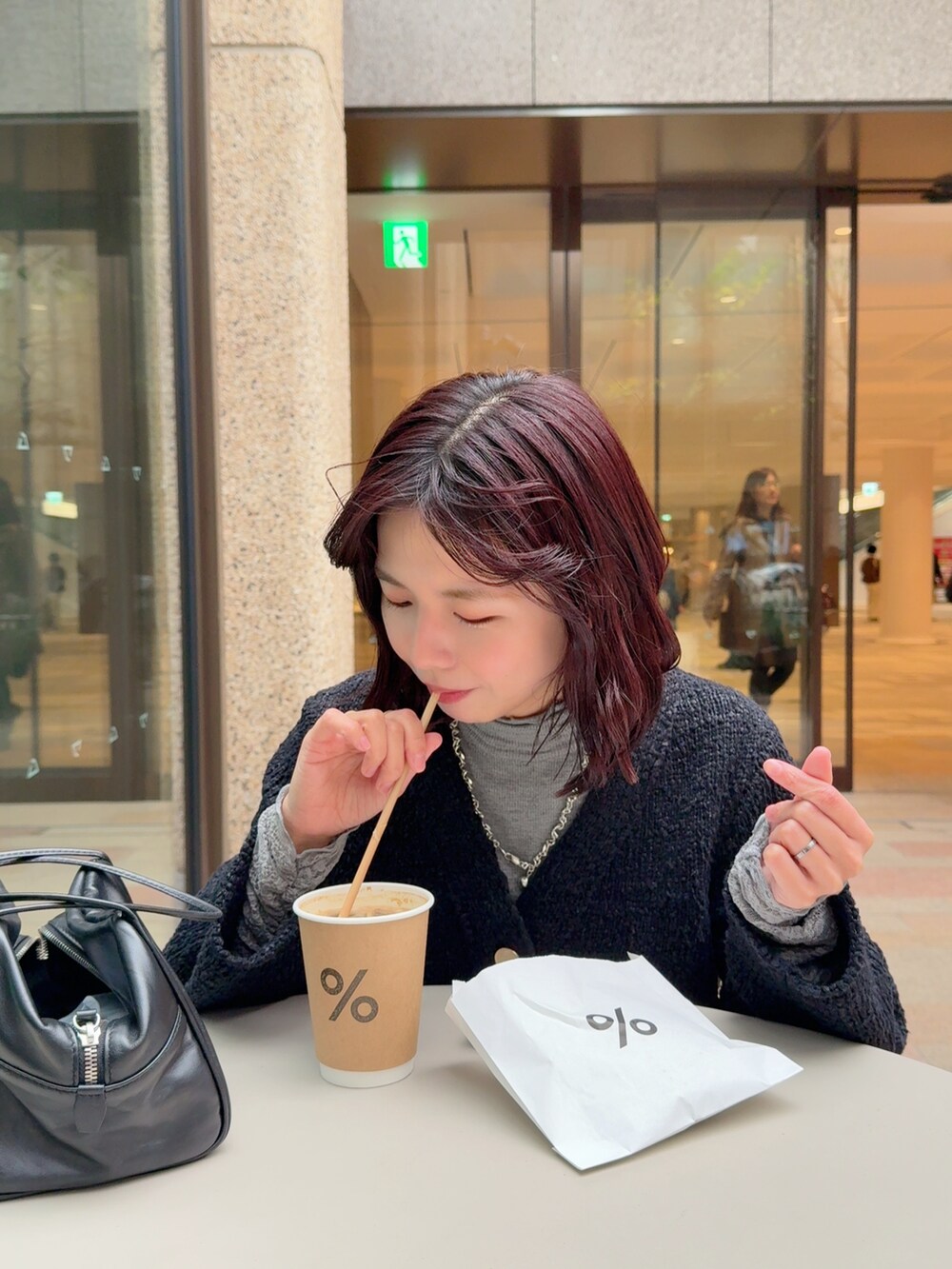 ブラック系のジャケット/アウターを着用したレディースの冬コーディネートの4枚目の写真