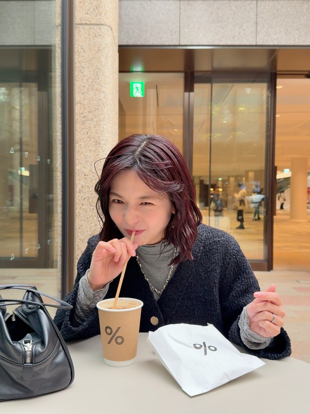 ブラック系のジャケット/アウターを着用したレディースの冬コーディネートの3枚目の写真