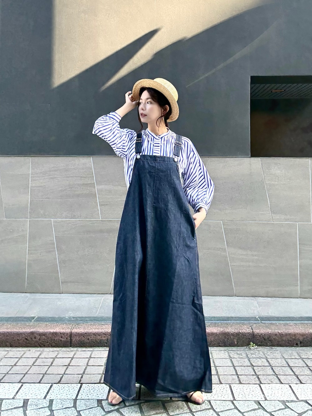 ブルー系のシャツ/ブラウス、ブルー系のジャンパースカートを着用したレディースの冬コーディネートの2枚目の写真