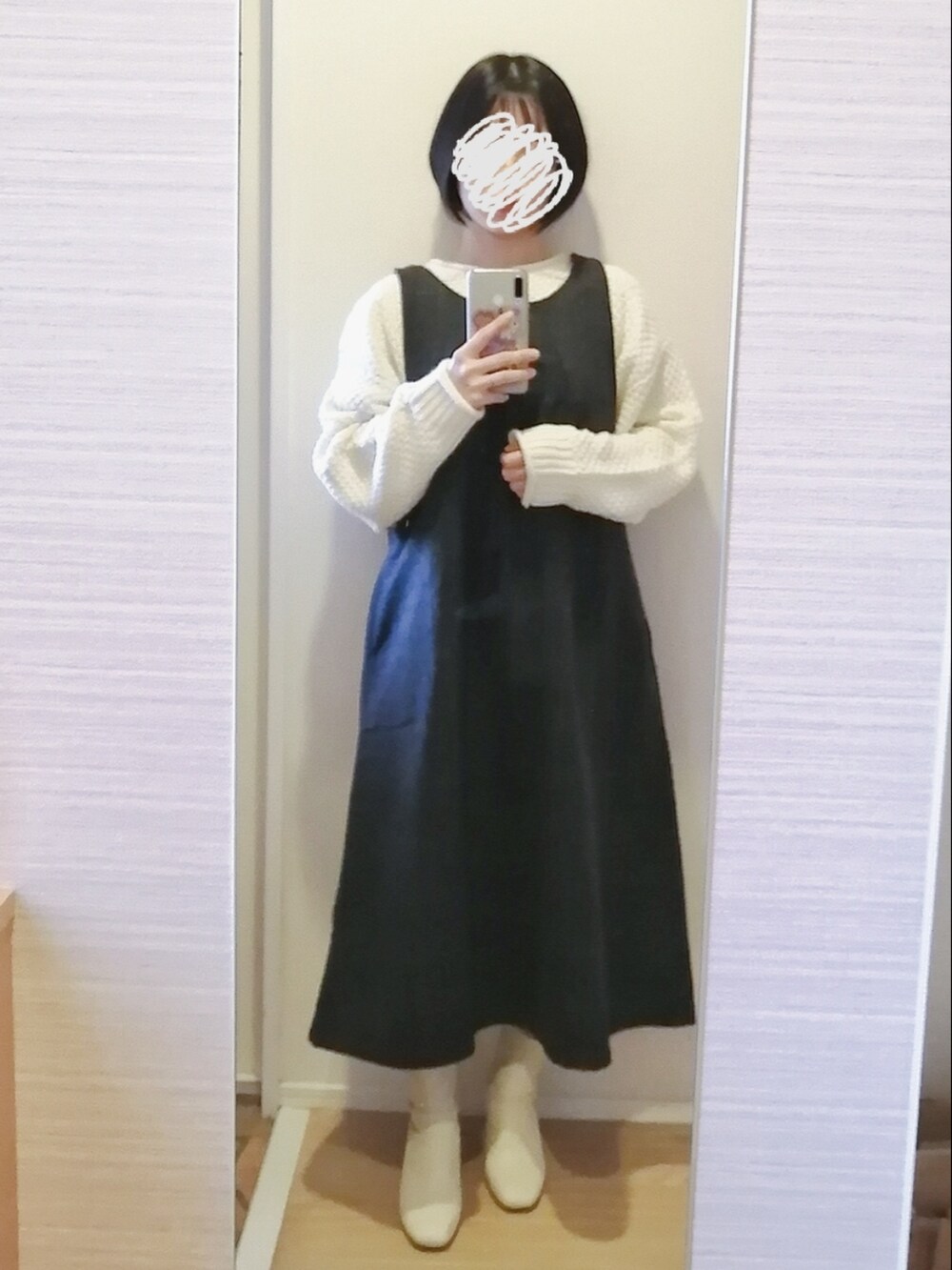 ホワイト系のブーツを着用したレディースの春コーディネートの2枚目の写真