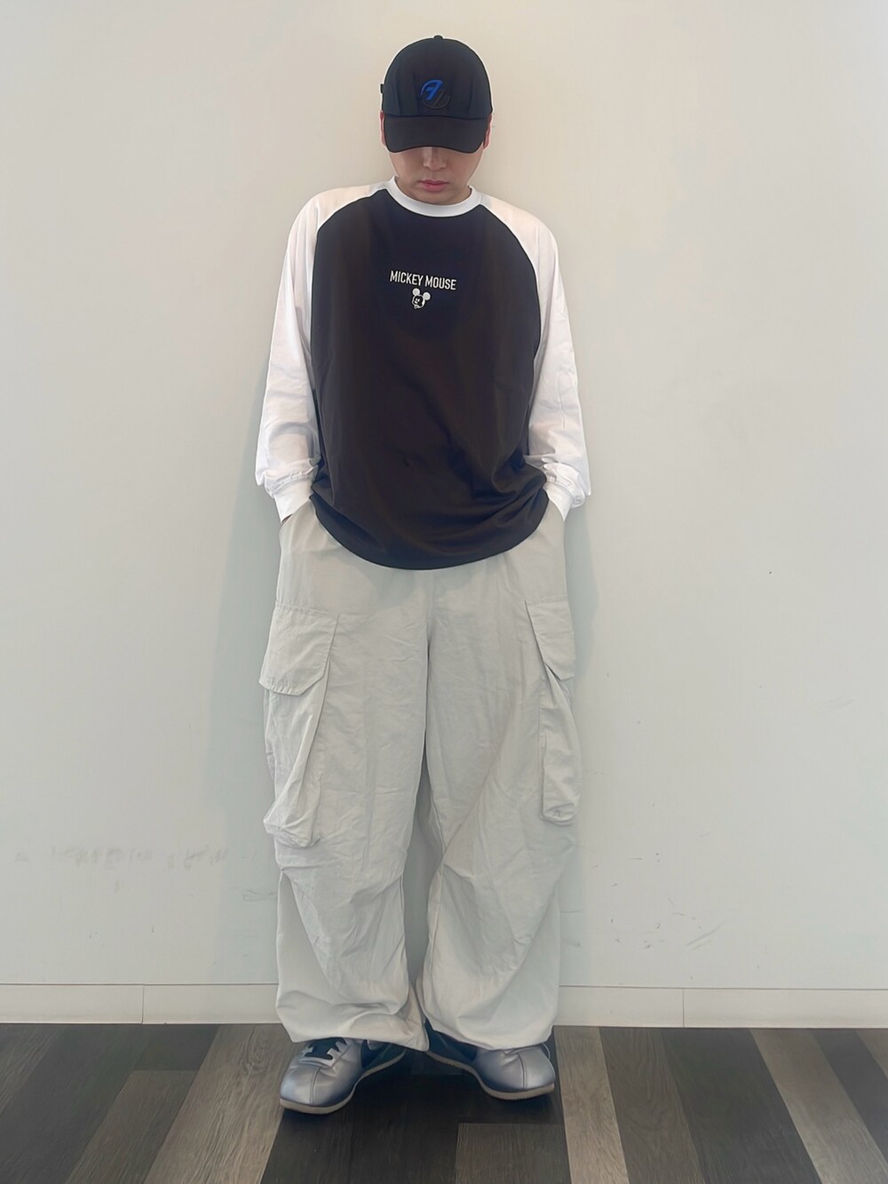 グレー系のカーゴパンツ、シルバー系のスニーカー、グレー系のTシャツ/カットソーを着用したメンズの春コーディネートの2枚目の写真