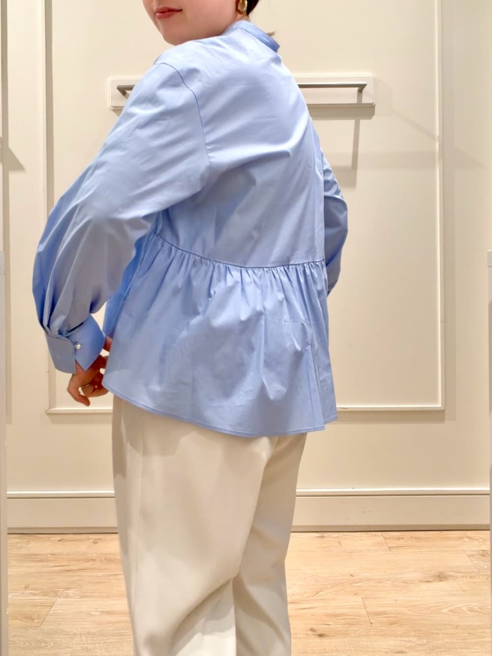 ブルー系のシャツ/ブラウス、ホワイト系のその他パンツを着用したレディースの春コーディネートの3枚目の写真