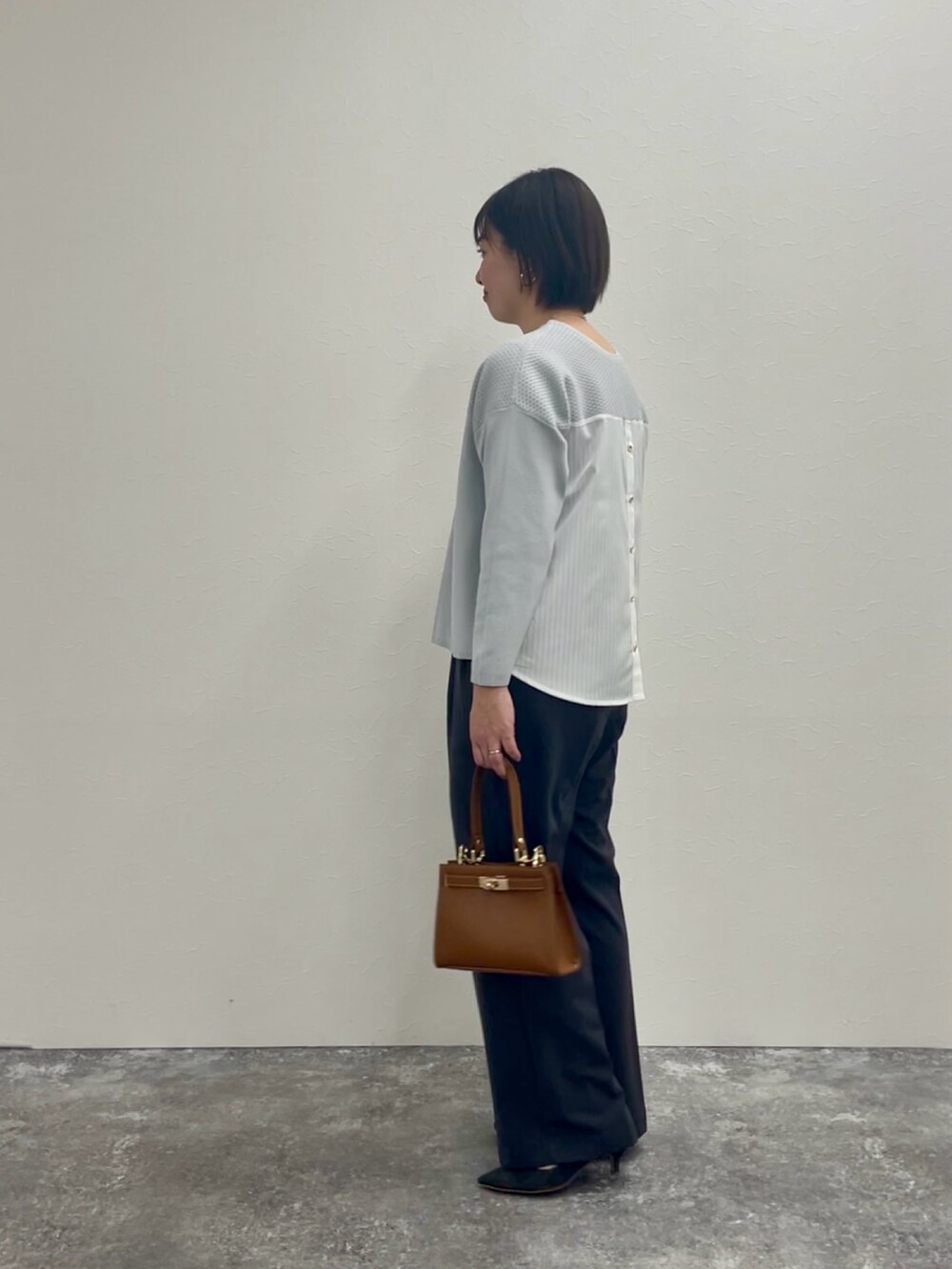 グレー系のその他パンツ、グレー系のニット/セーターを着用したレディースの冬コーディネートの2枚目の写真