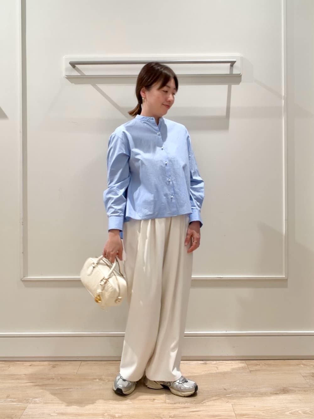 ブルー系のシャツ/ブラウス、ホワイト系のその他パンツを着用したレディースの春コーディネートの2枚目の写真