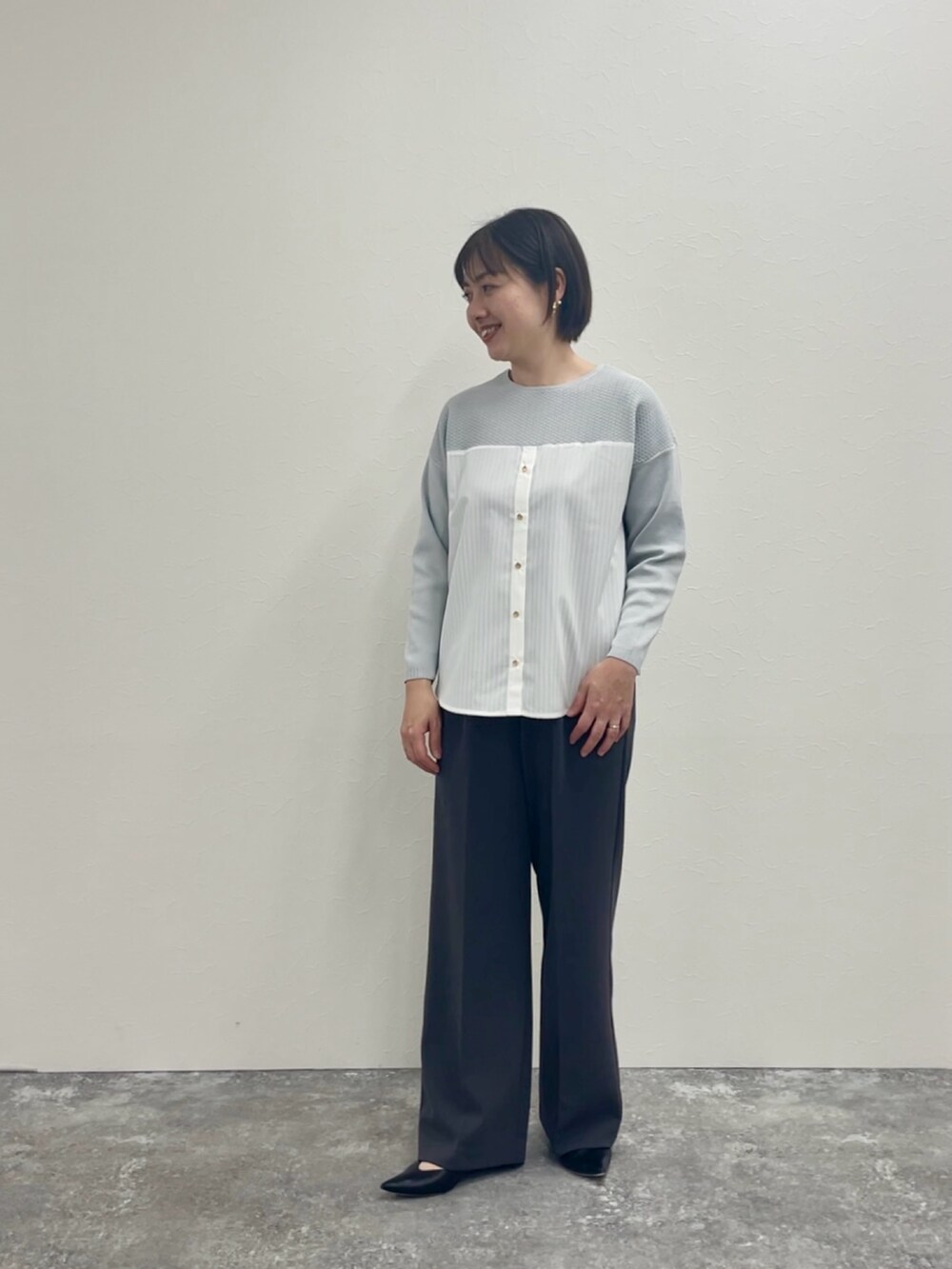 グレー系のその他パンツ、グレー系のニット/セーターを着用したレディースの冬コーディネートの4枚目の写真