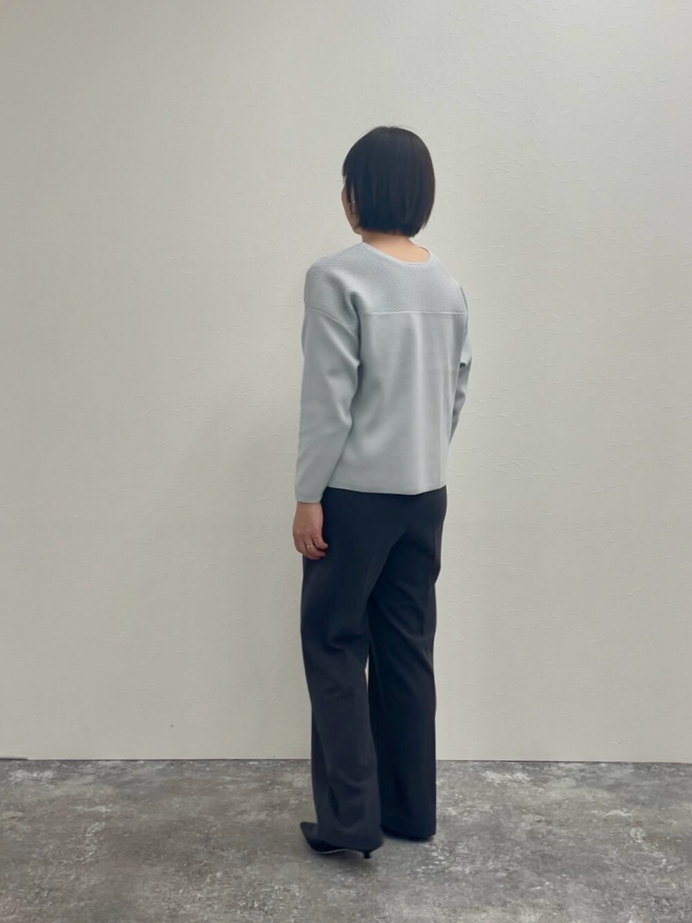 グレー系のその他パンツ、グレー系のニット/セーターを着用したレディースの冬コーディネートの5枚目の写真