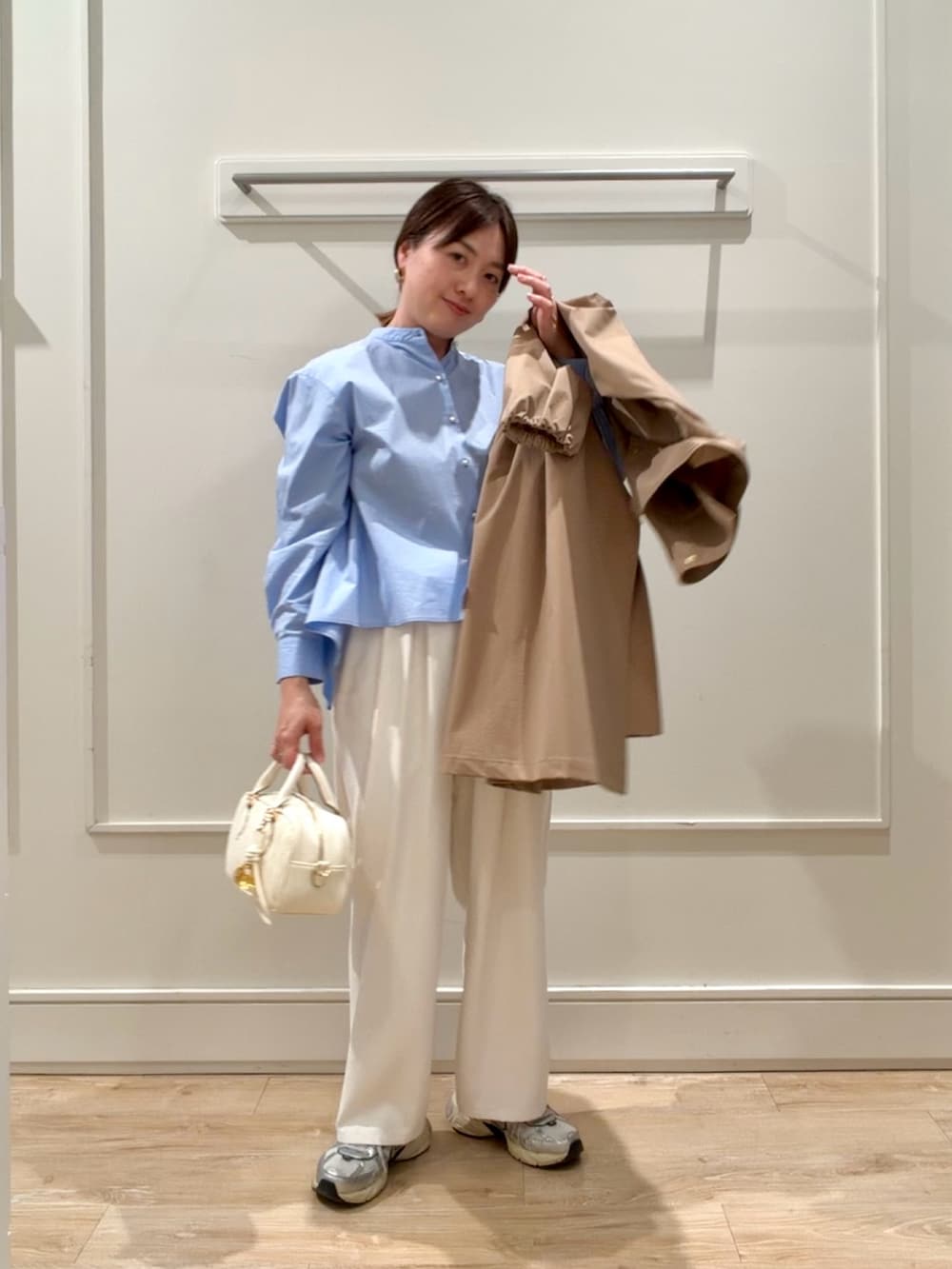 ブルー系のシャツ/ブラウス、ホワイト系のその他パンツを着用したレディースの春コーディネートの5枚目の写真