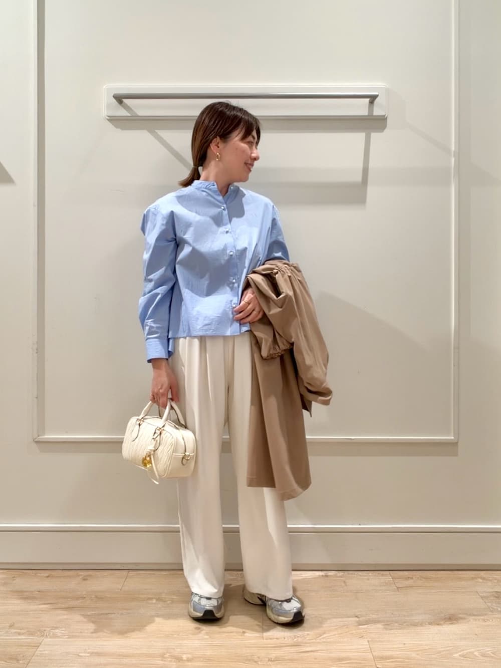 ブルー系のシャツ/ブラウス、ホワイト系のその他パンツを着用したレディースの春コーディネートの7枚目の写真