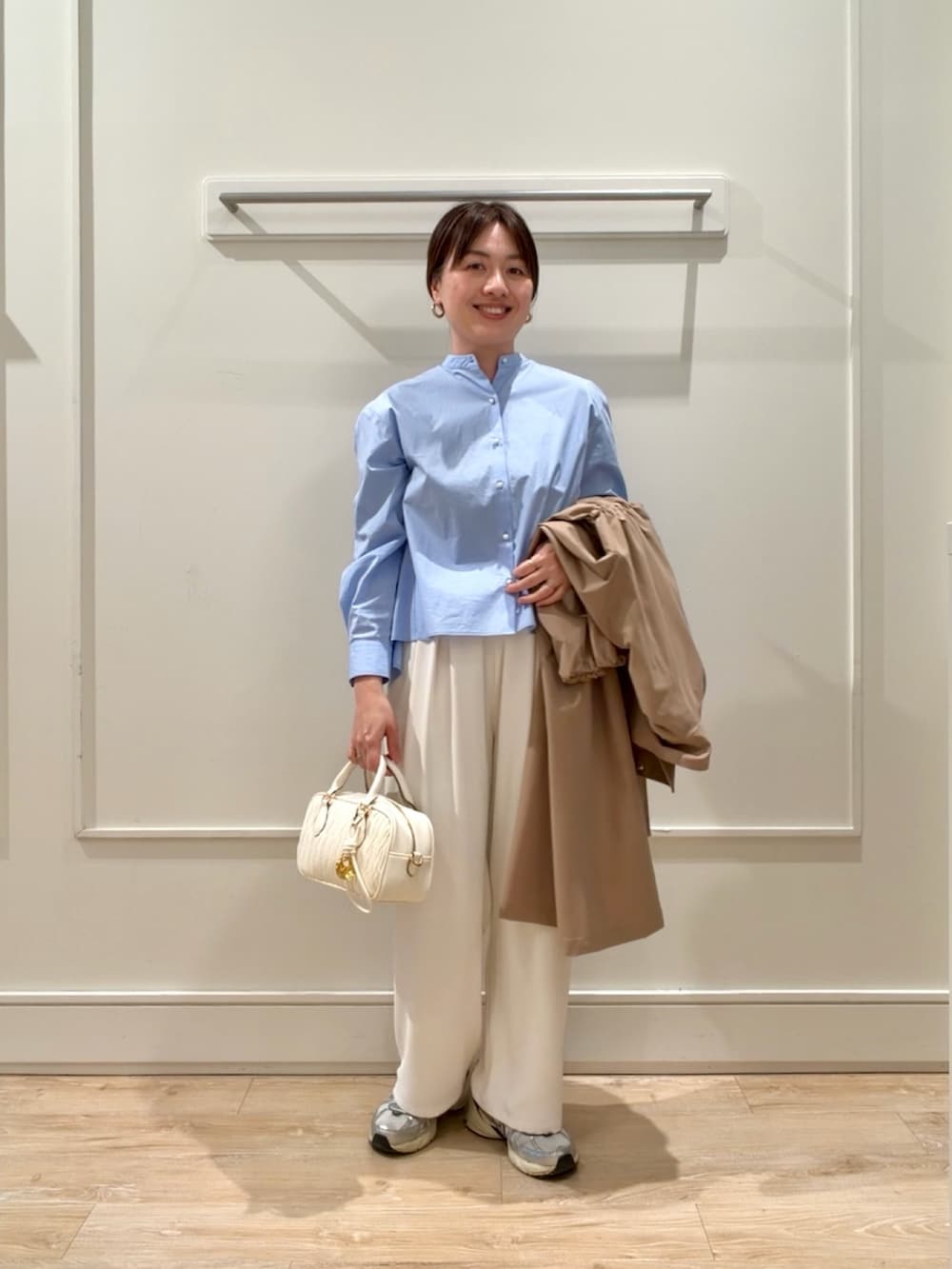 ブルー系のシャツ/ブラウス、ホワイト系のその他パンツを着用したレディースの春コーディネートの6枚目の写真