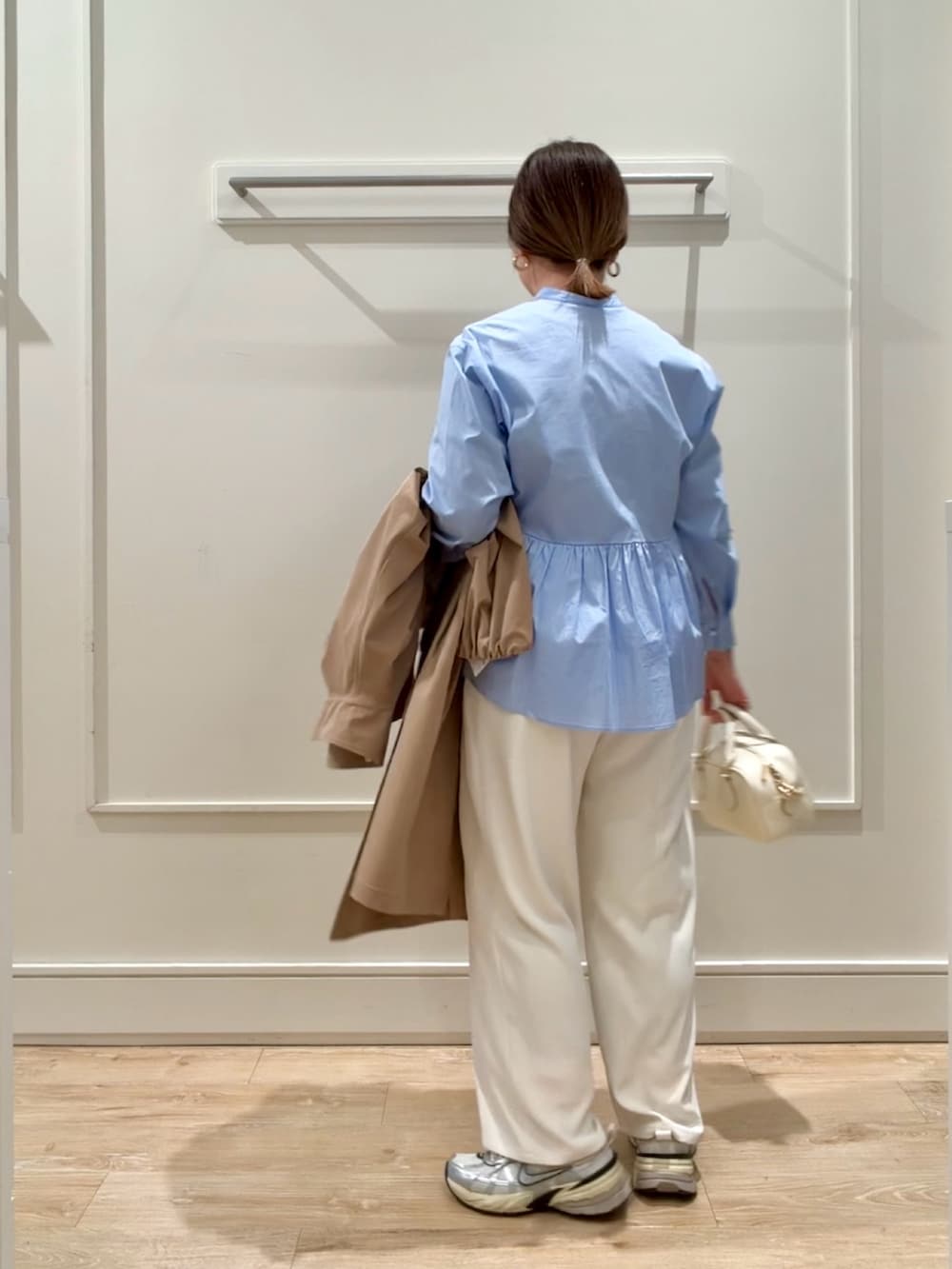 ブルー系のシャツ/ブラウス、ホワイト系のその他パンツを着用したレディースの春コーディネートの4枚目の写真