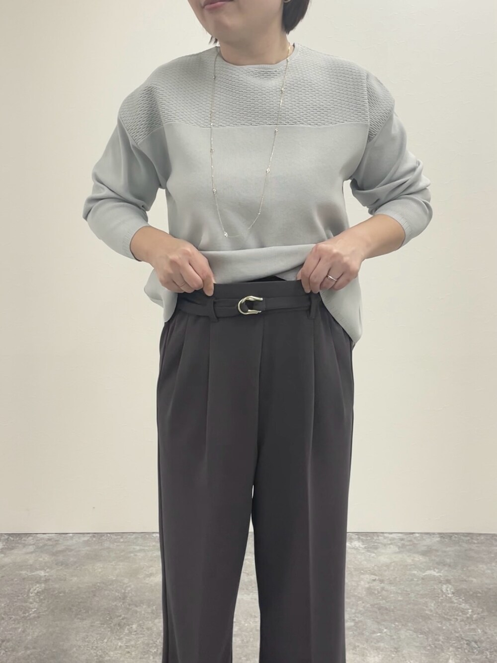 グレー系のその他パンツ、グレー系のニット/セーターを着用したレディースの冬コーディネートの6枚目の写真