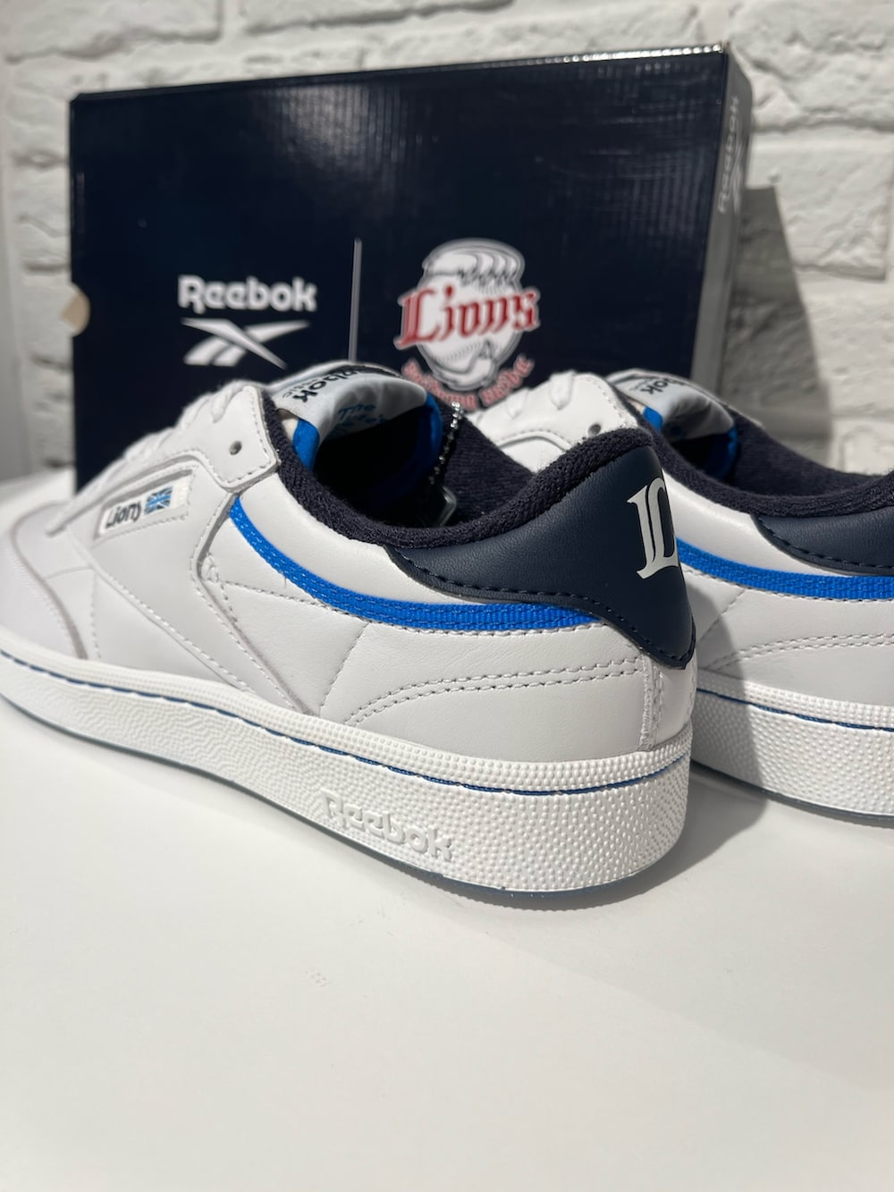 その他のスニーカー、ホワイト系のTシャツ/カットソー、ブラック系のキャップを着用したメンズの春コーディネートの3枚目の写真