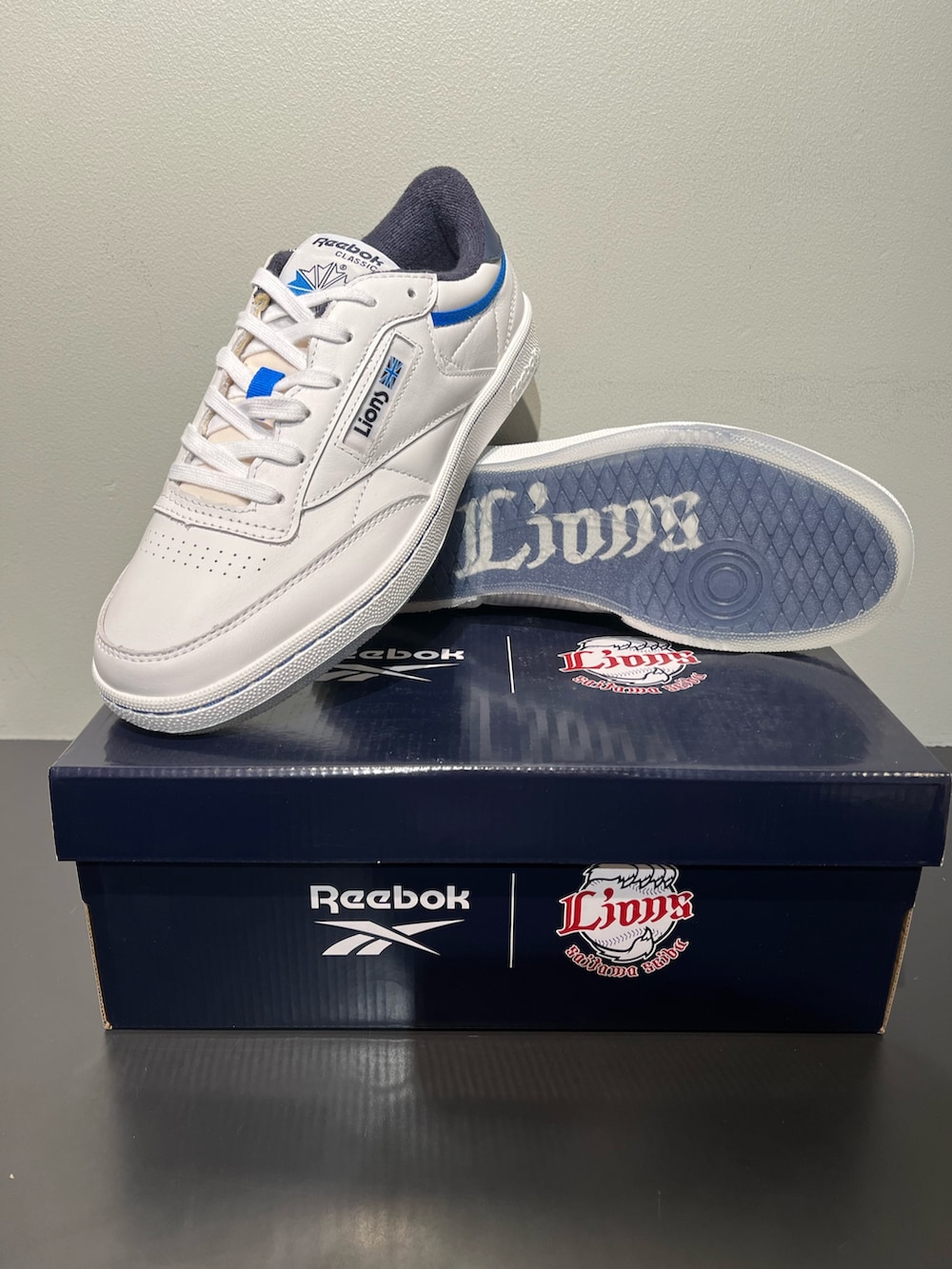 その他のスニーカー、ホワイト系のTシャツ/カットソー、ブラック系のキャップを着用したメンズの春コーディネートの4枚目の写真