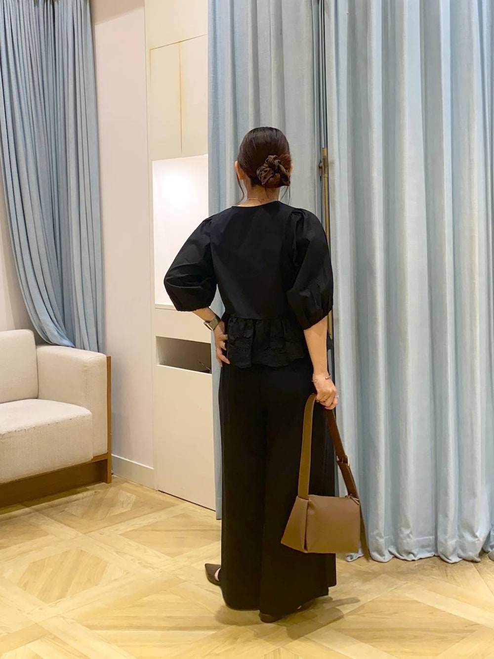 ブラック系のその他パンツ、ブラック系のシャツ/ブラウス、ブラウン系のサンダルを着用したレディースの春コーディネートの3枚目の写真