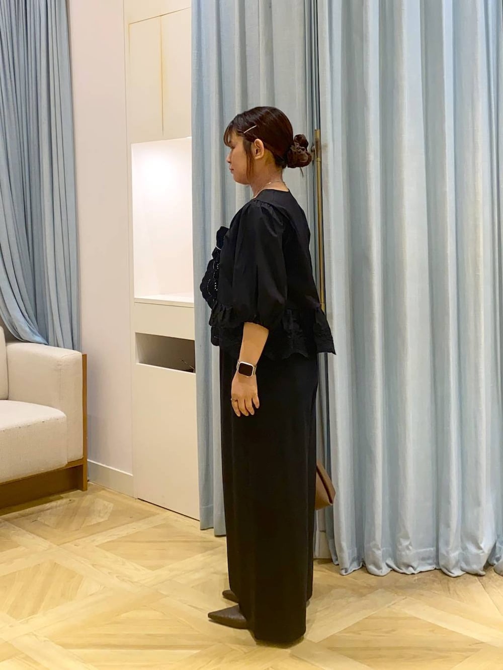 ブラック系のその他パンツ、ブラック系のシャツ/ブラウス、ブラウン系のサンダルを着用したレディースの春コーディネートの2枚目の写真