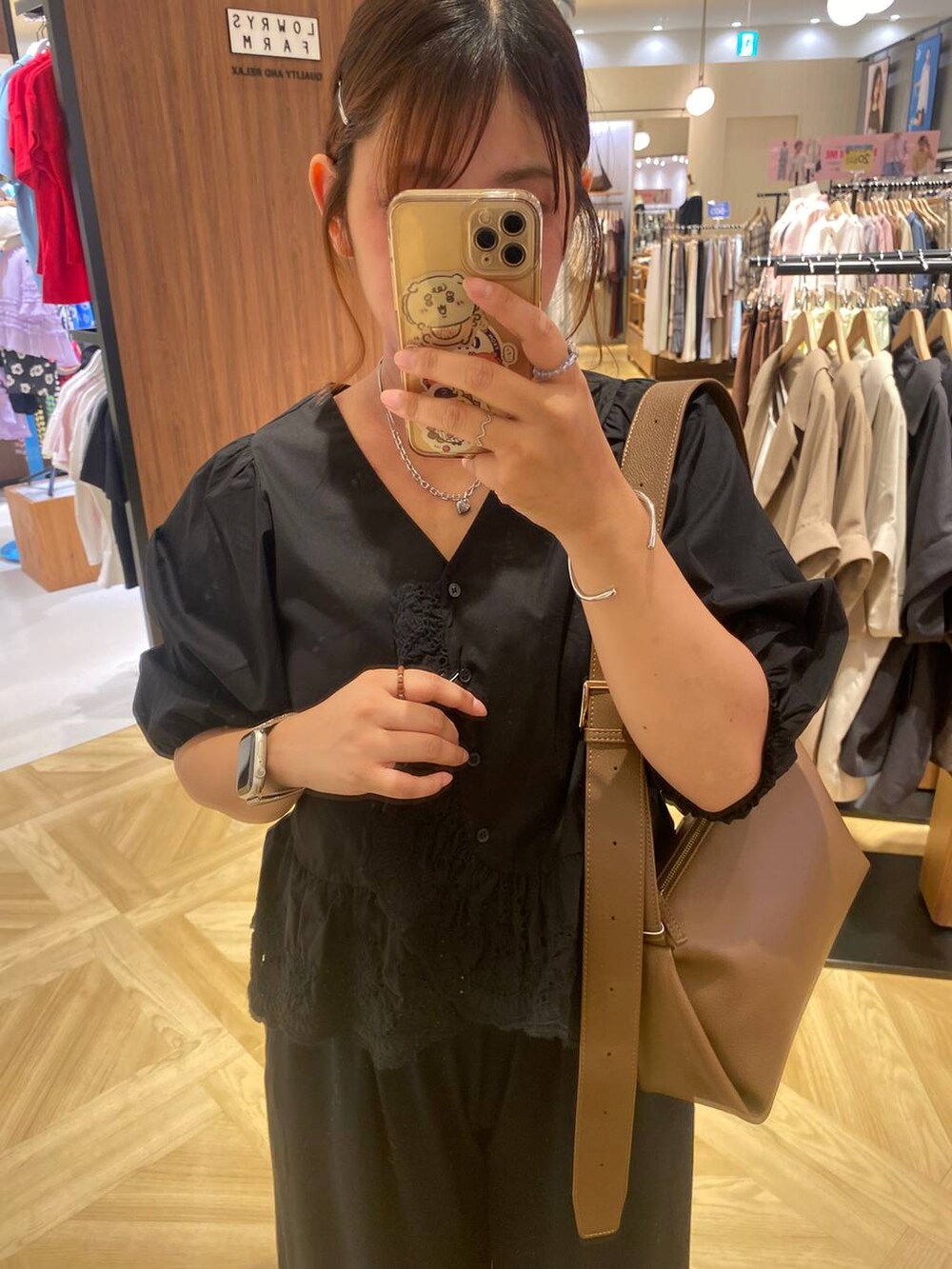 ブラック系のその他パンツ、ブラック系のシャツ/ブラウス、ブラウン系のサンダルを着用したレディースの春コーディネートの4枚目の写真