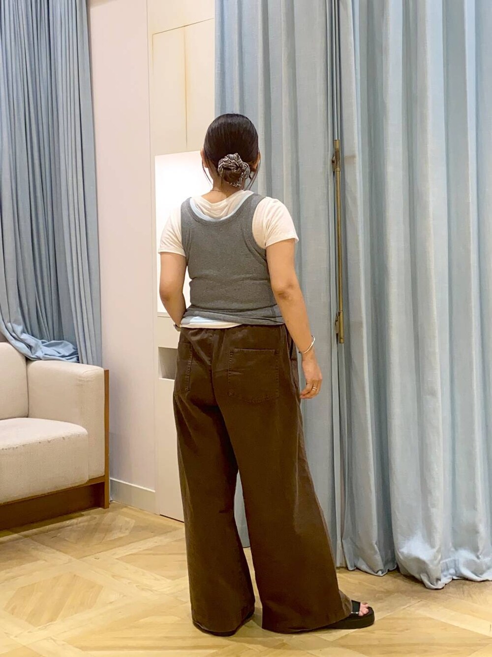 ブルー系のタンクトップ、グレー系のタンクトップ、ブラック系のサンダルを着用したレディースの夏コーディネートの3枚目の写真