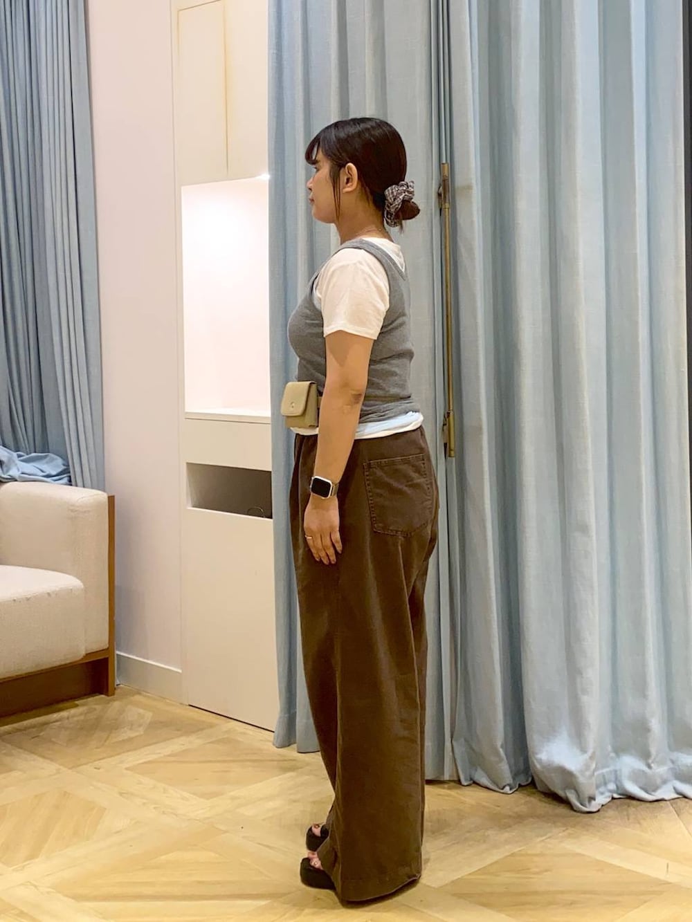 ブルー系のタンクトップ、グレー系のタンクトップ、ブラック系のサンダルを着用したレディースの夏コーディネートの2枚目の写真