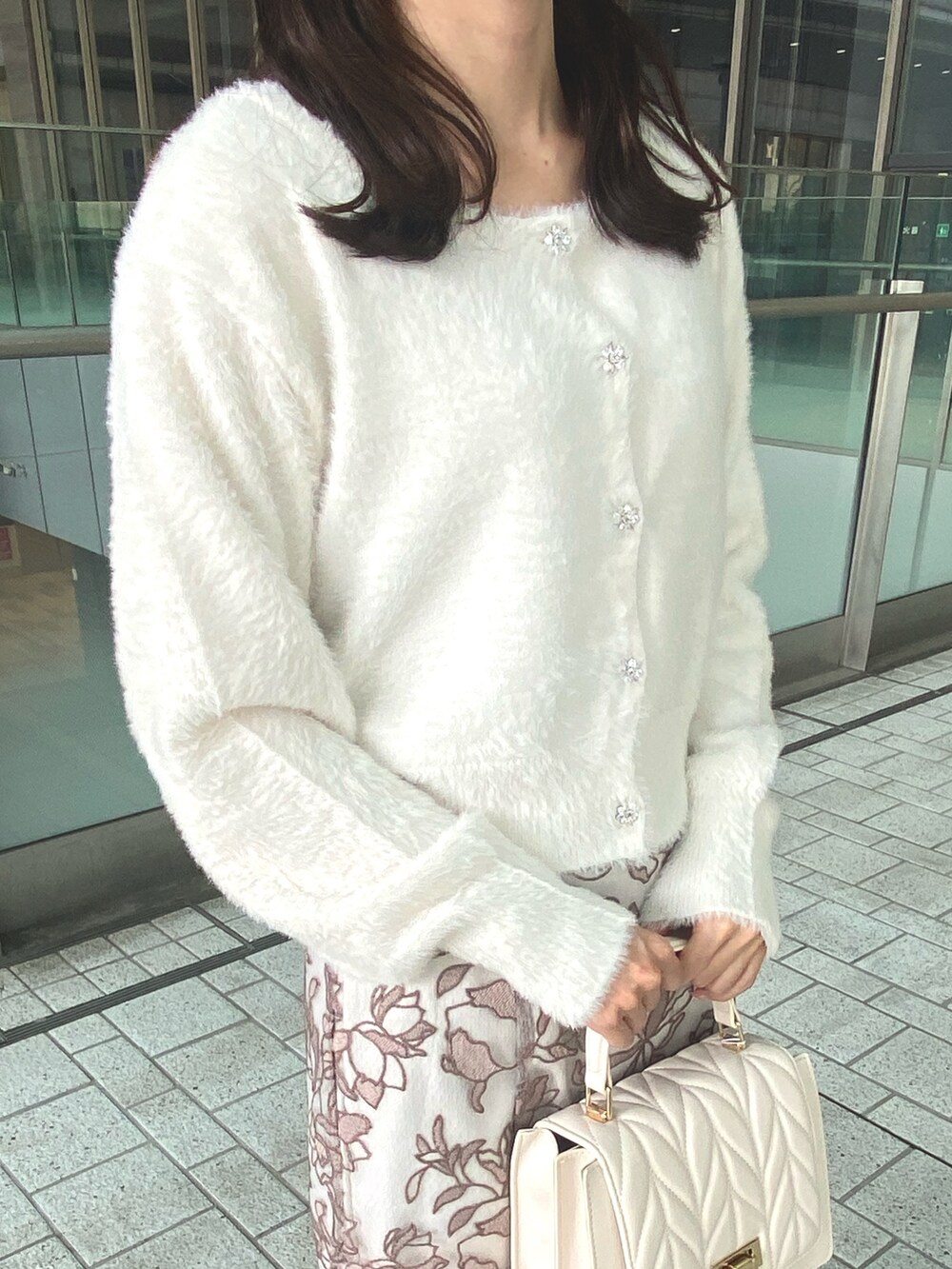 ホワイト系のカーディガン/ボレロ、ピンク系のスカート、ホワイト系のショルダーバッグを着用したレディースの秋コーディネートの4枚目の写真