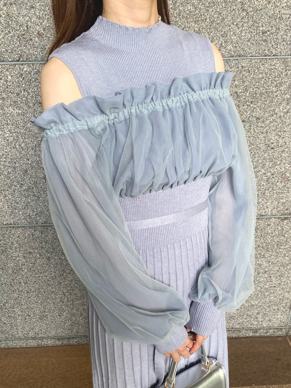 ブルー系のワンピース、シルバー系のハンドバッグ、ホワイト系のブーツを着用したレディースの秋コーディネートの5枚目の写真