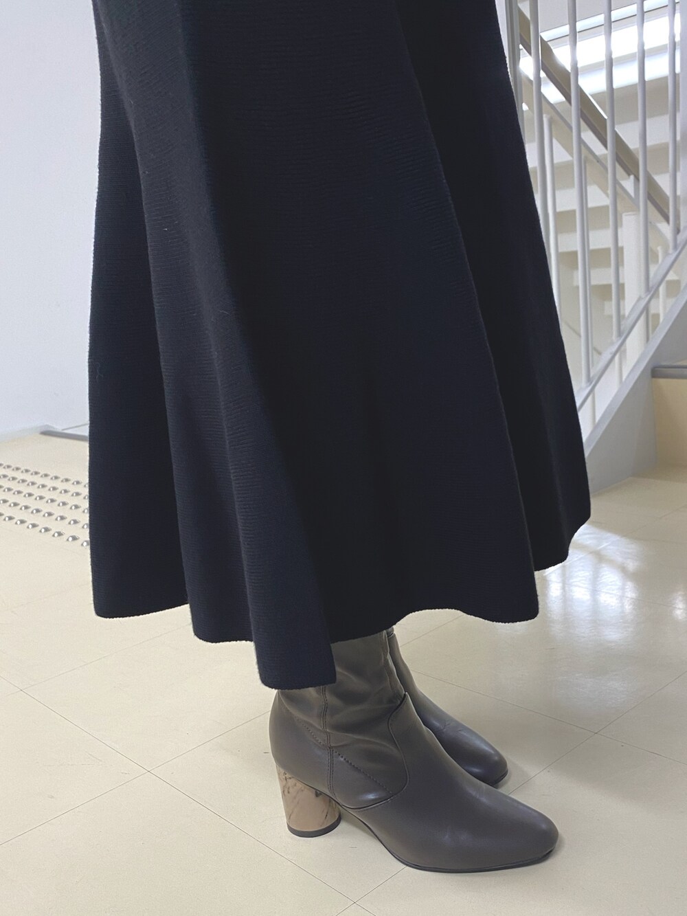 その他のワンピース、ホワイト系のショルダーバッグ、ブラウン系のブーツを着用したレディースの秋コーディネートの6枚目の写真