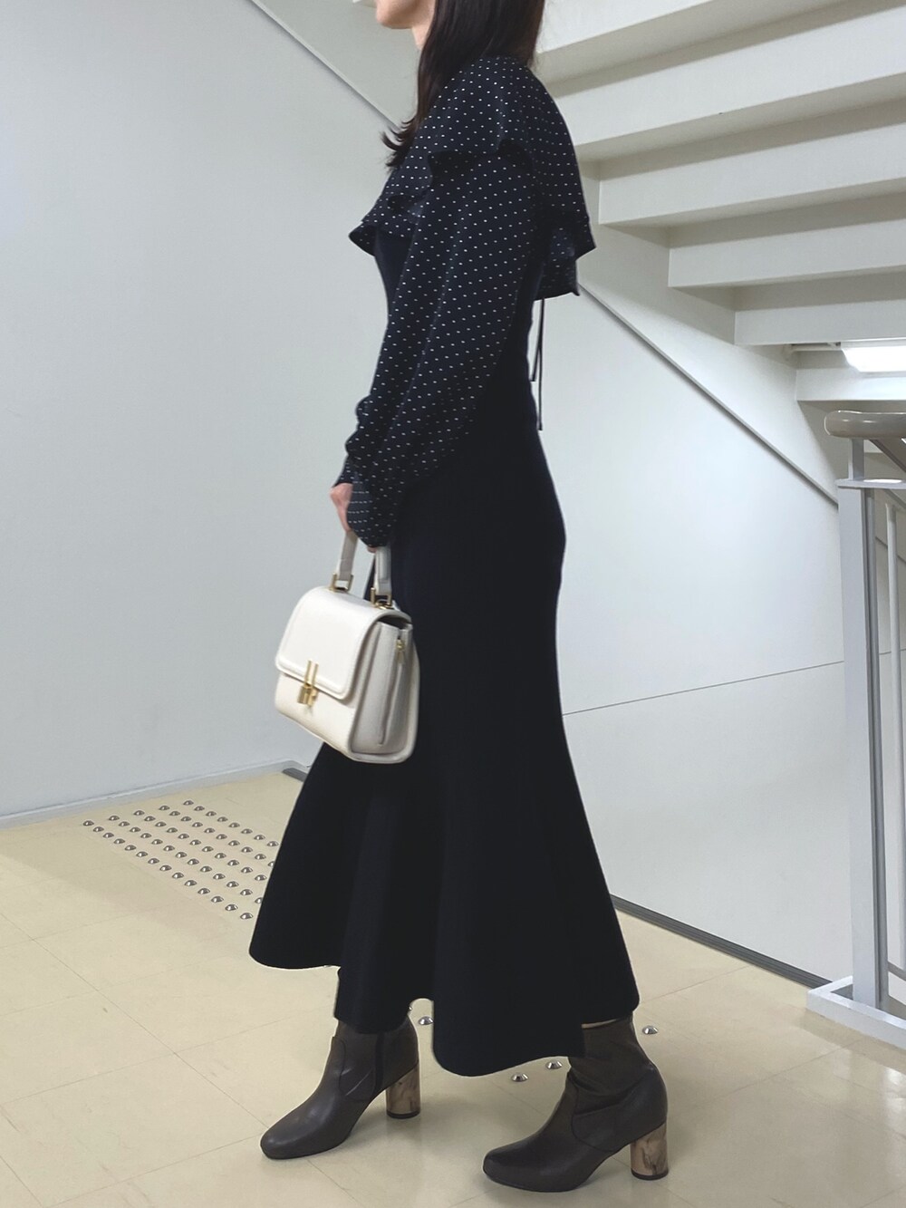 その他のワンピース、ホワイト系のショルダーバッグ、ブラウン系のブーツを着用したレディースの秋コーディネートの3枚目の写真