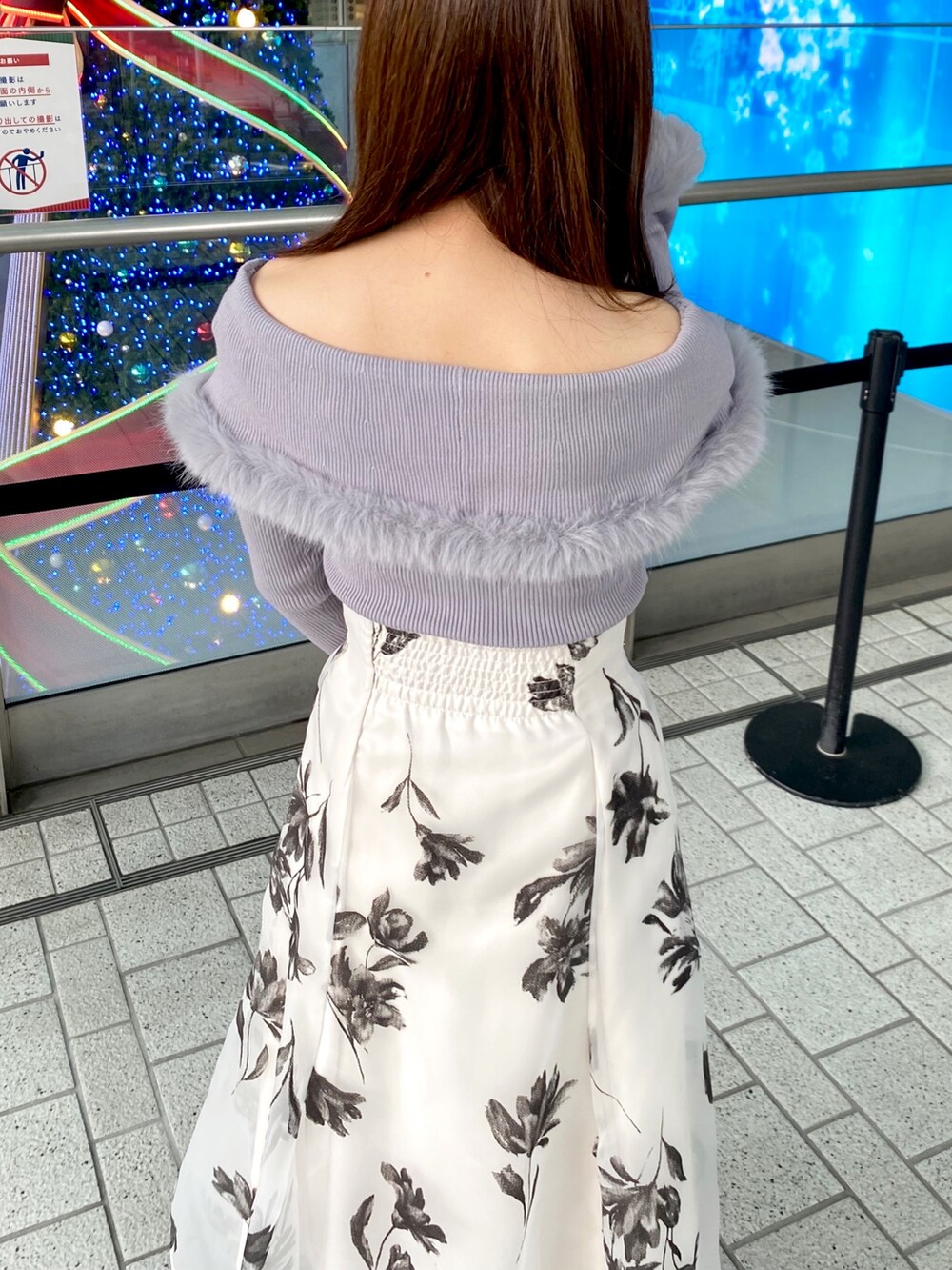 グレー系のニット/セーター、ホワイト系のスカート、シルバー系のハンドバッグを着用したレディースの冬コーディネートの6枚目の写真