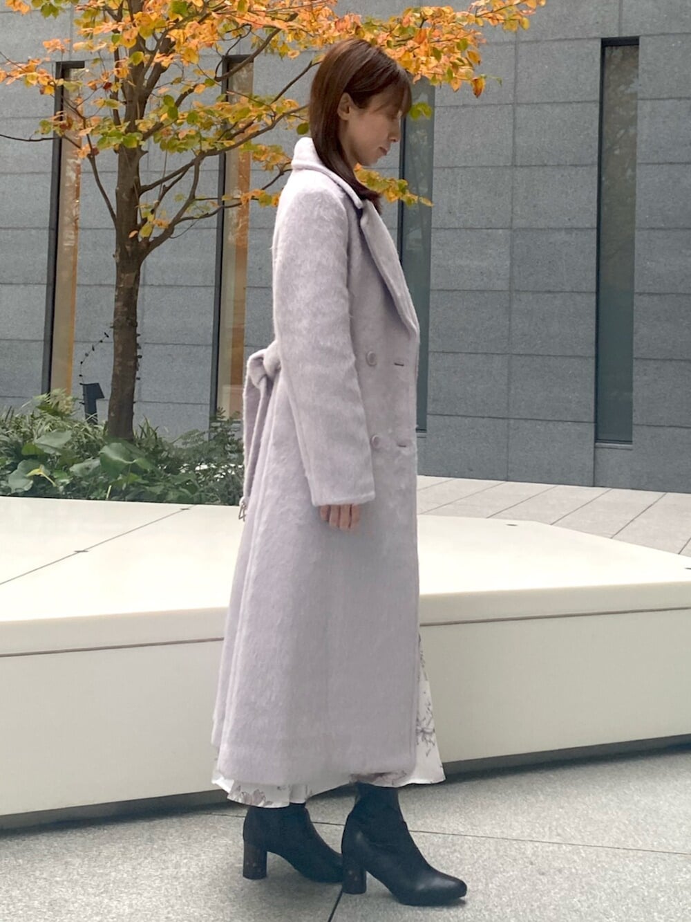 「MERCURYDUO(MERCURYDUO)、MERCURYDUO、冬コーデ、ロングコート、お出かけコーデ、キレイめコーデ、大人コーデ、大人かわいい、フェミニン、フェミニンコーデ、ワンピース、ワンピースコーデ、花柄ワンピース」｜「MERCURYDUOのフェイクレザーデザインヒールストレッチショートブーツ（ブーツ、ブラック系）」を使った、mayuさん（レディース・155cm）の冬コーディネートの3枚目の写真
