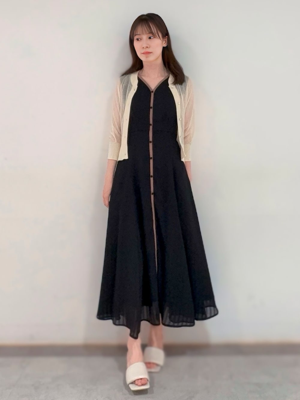 「LAGUNAMOON(LAGUNAMOON)、ラグナムーン、ラグナムーン(LAGUNAMOON)、ワンピース、ワンピースコーデ、夏コーデ、夏服、きれいめコーディネート、きれいめカジュアル、きれいめコーデ、大人コーデ、大人女子、お出かけコーデ、キレイめカジュアル、ブラック」｜「LAGUNAMOONのバイカラーパイピングワンピース 夏服（ワンピース、ブラック系）」を使った、mayuさん（レディース・156cm）の夏コーディネートの4枚目の写真