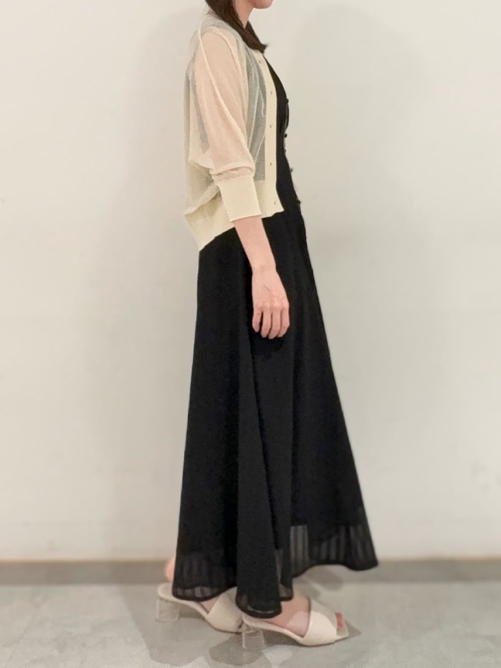 「LAGUNAMOON(LAGUNAMOON)、ラグナムーン、ラグナムーン(LAGUNAMOON)、ワンピース、ワンピースコーデ、夏コーデ、夏服、きれいめコーディネート、きれいめカジュアル、きれいめコーデ、大人コーデ、大人女子、お出かけコーデ、キレイめカジュアル、ブラック」｜「LAGUNAMOONのバイカラーパイピングワンピース 夏服（ワンピース、ブラック系）」を使った、mayuさん（レディース・156cm）の夏コーディネートの2枚目の写真