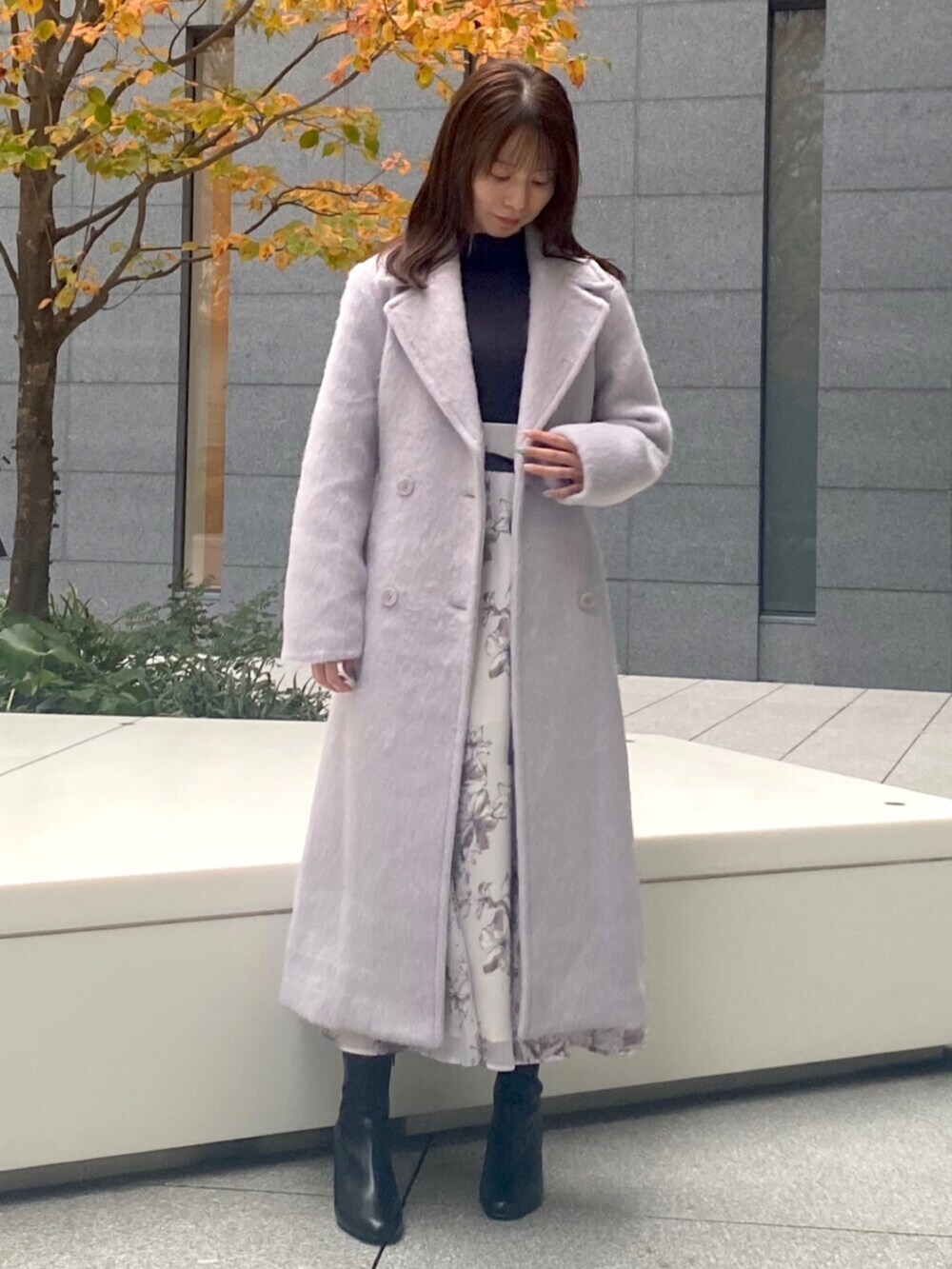 「MERCURYDUO(MERCURYDUO)、MERCURYDUO、冬コーデ、ロングコート、お出かけコーデ、キレイめコーデ、大人コーデ、大人かわいい、フェミニン、フェミニンコーデ、ワンピース、ワンピースコーデ、花柄ワンピース」｜「MERCURYDUOのフェイクレザーデザインヒールストレッチショートブーツ（ブーツ、ブラック系）」を使った、mayuさん（レディース・155cm）の冬コーディネートの2枚目の写真