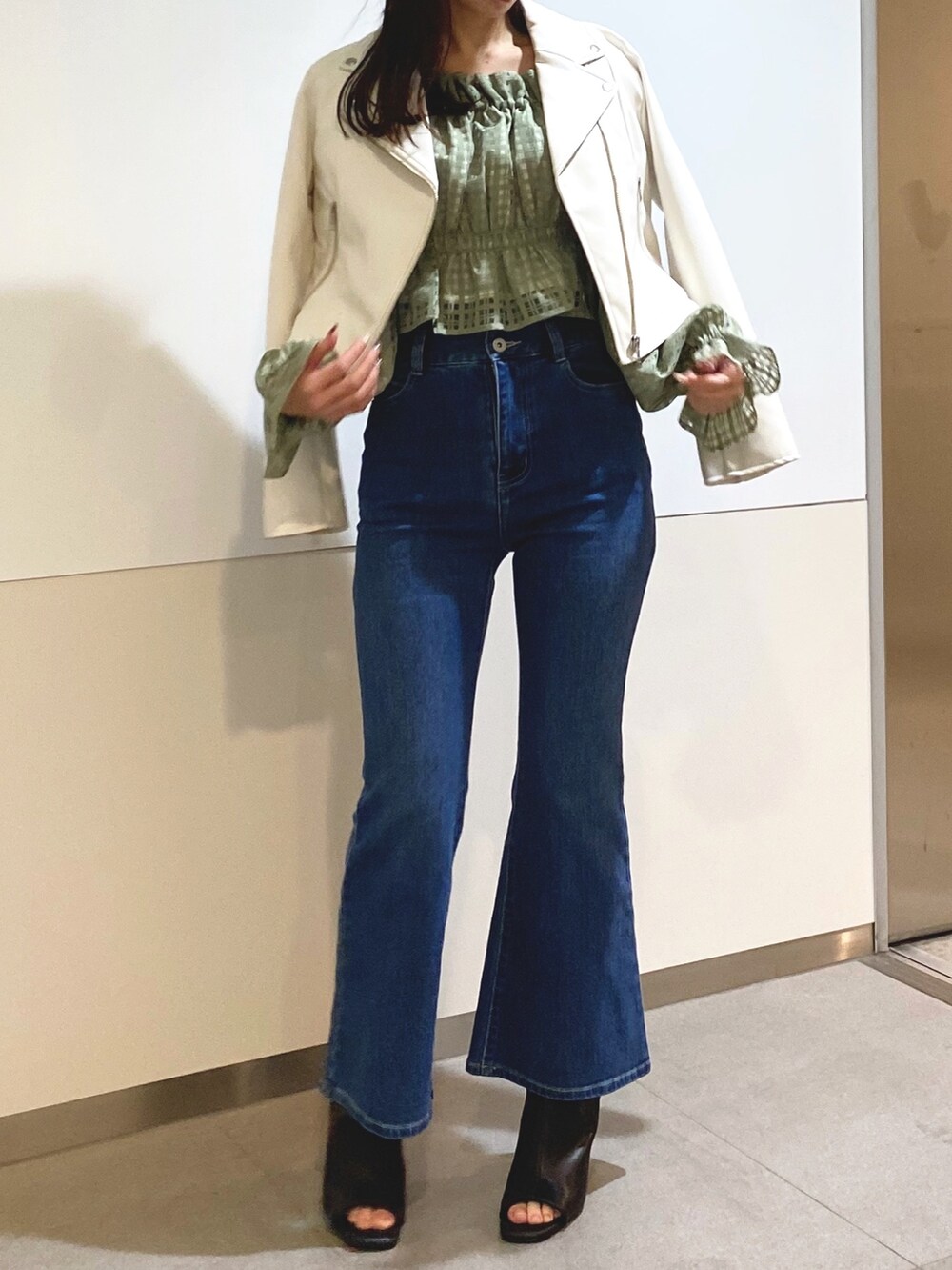 グリーン系のシャツ/ブラウス、ブルー系のデニムパンツ、ブラック系のショルダーバッグを着用したレディースの冬コーディネートの5枚目の写真