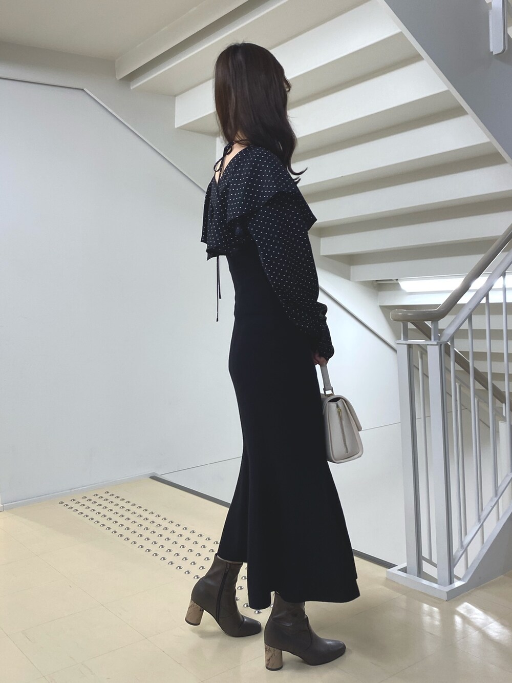 その他のワンピース、ホワイト系のショルダーバッグ、ブラウン系のブーツを着用したレディースの秋コーディネートの2枚目の写真