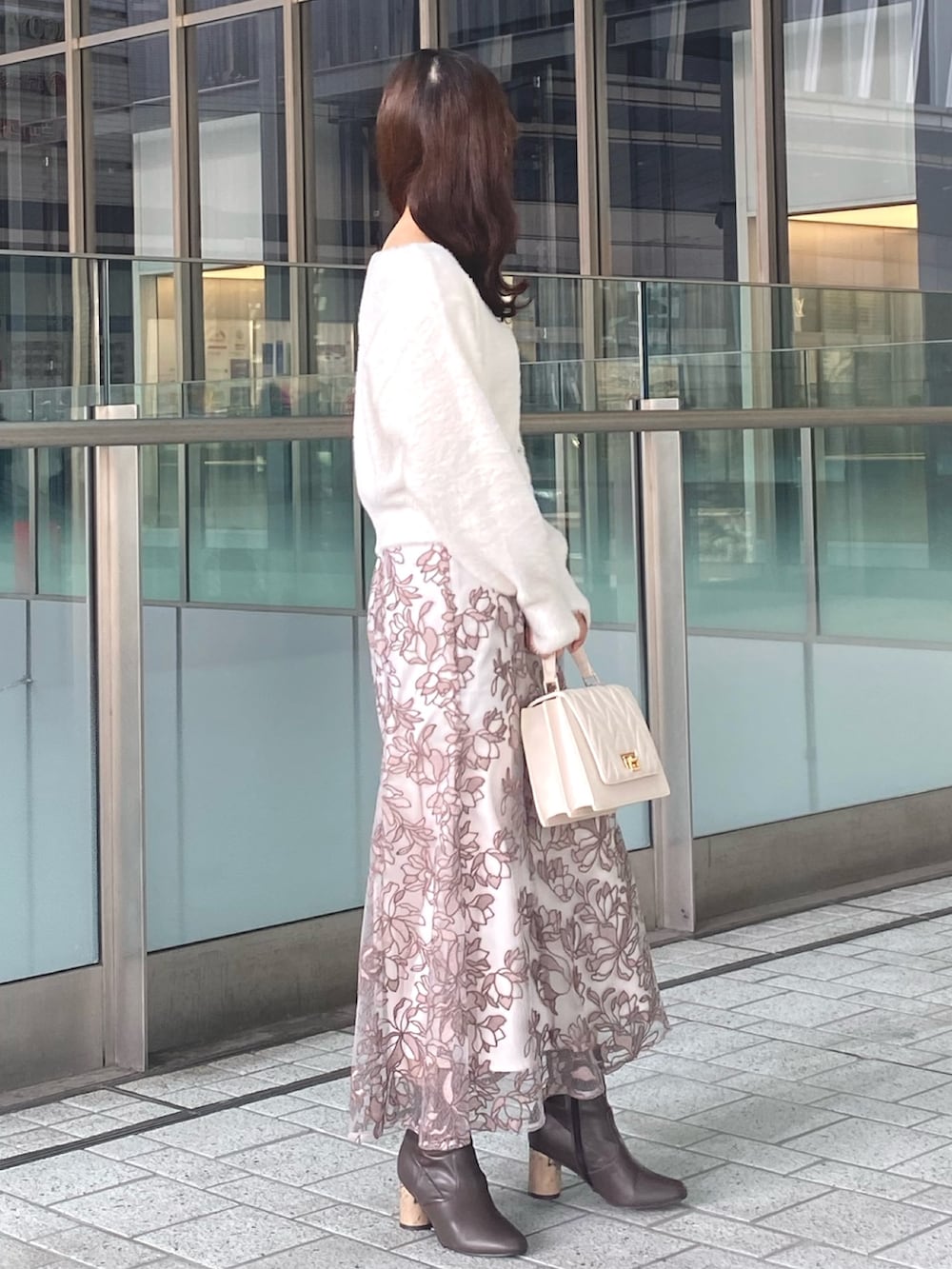 ホワイト系のカーディガン/ボレロ、ピンク系のスカート、ホワイト系のショルダーバッグを着用したレディースの秋コーディネートの2枚目の写真