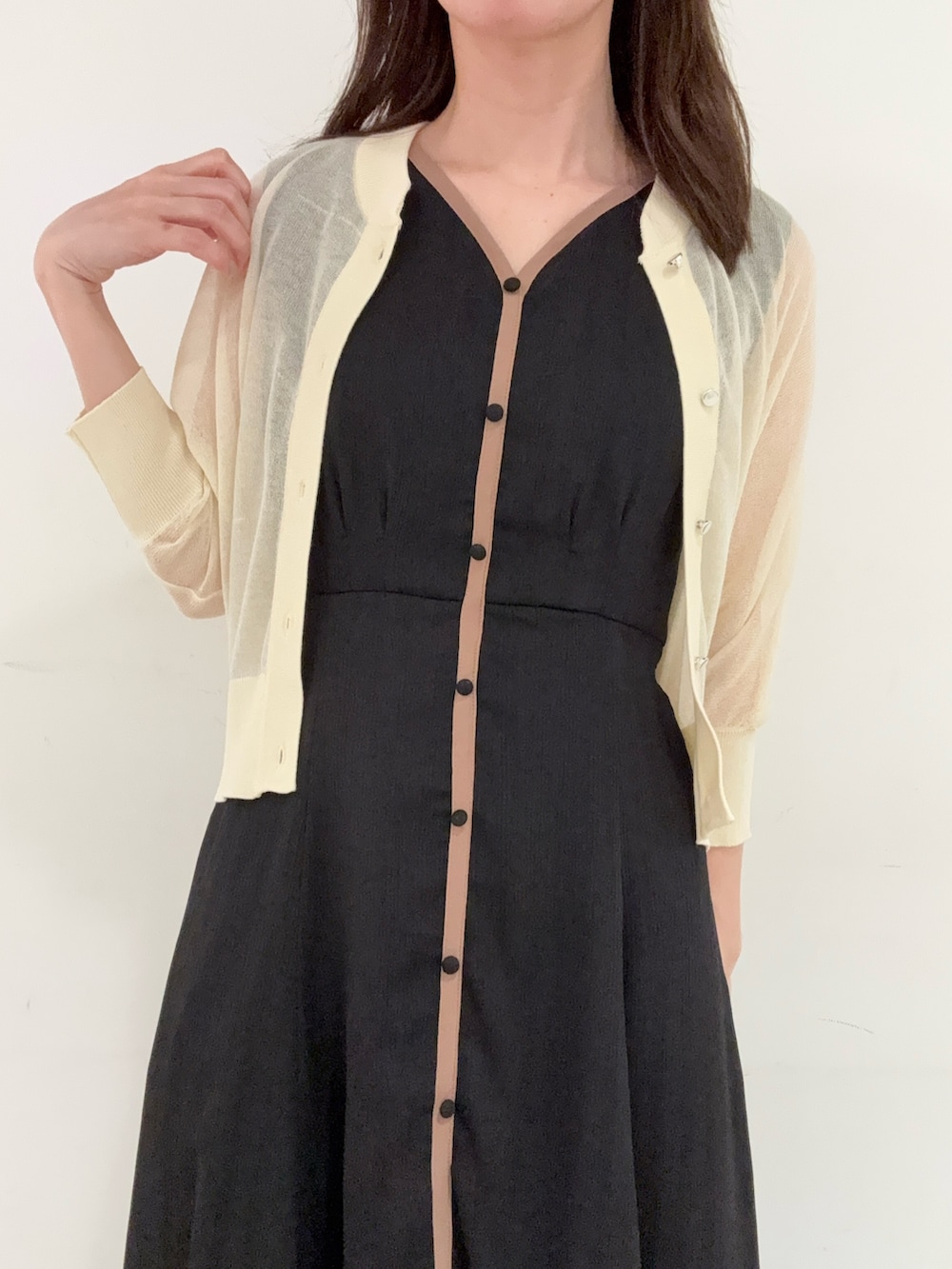 「LAGUNAMOON(LAGUNAMOON)、ラグナムーン、ラグナムーン(LAGUNAMOON)、ワンピース、ワンピースコーデ、夏コーデ、夏服、きれいめコーディネート、きれいめカジュアル、きれいめコーデ、大人コーデ、大人女子、お出かけコーデ、キレイめカジュアル、ブラック」｜「LAGUNAMOONのバイカラーパイピングワンピース 夏服（ワンピース、ブラック系）」を使った、mayuさん（レディース・156cm）の夏コーディネートの5枚目の写真